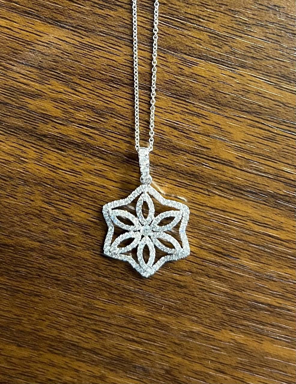 Chaîne collier pendentif en or blanc 18 carats serti d'un halo de diamants à motif de flocons de neige en vente 1