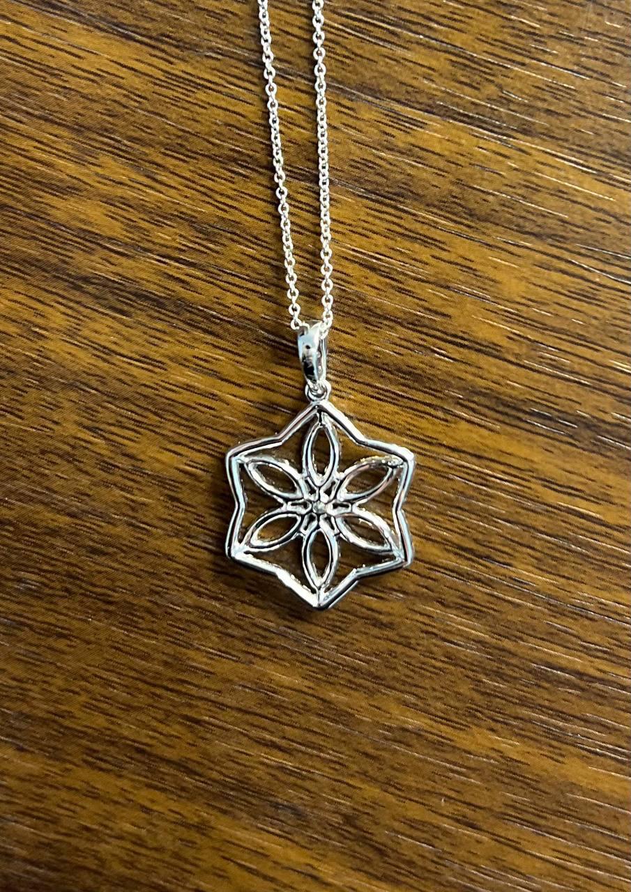Chaîne collier pendentif en or blanc 18 carats serti d'un halo de diamants à motif de flocons de neige en vente 2
