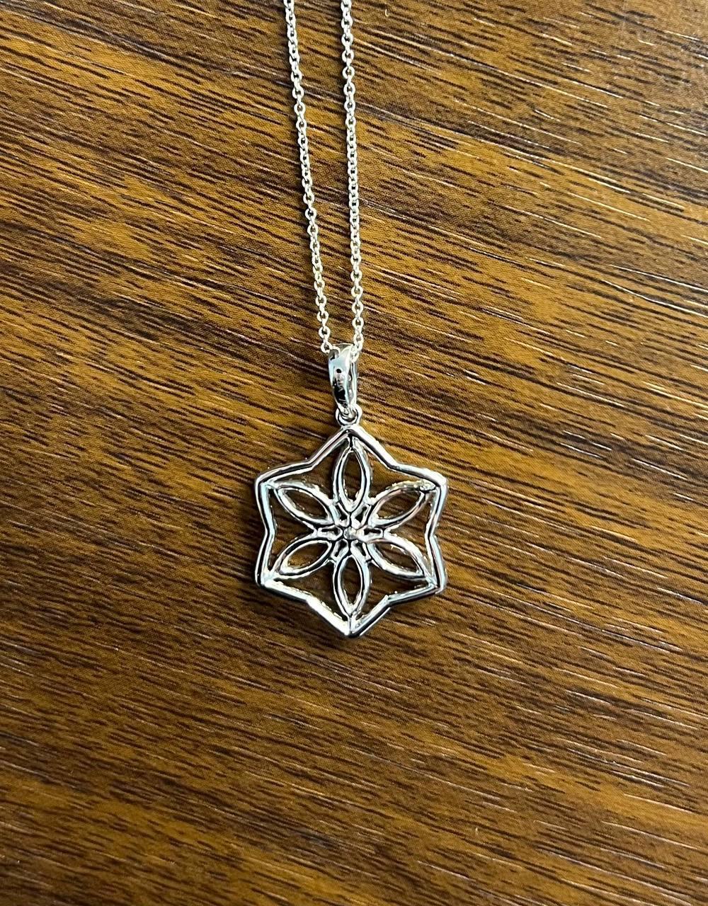 Chaîne collier pendentif en or blanc 18 carats serti d'un halo de diamants à motif de flocons de neige en vente 3
