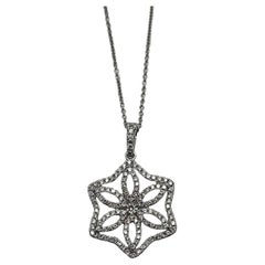 Halskette mit Anhänger aus 18 Karat Weißgold mit Diamant-Halo-Fassung und Schneeflocken-Symbolmotiv