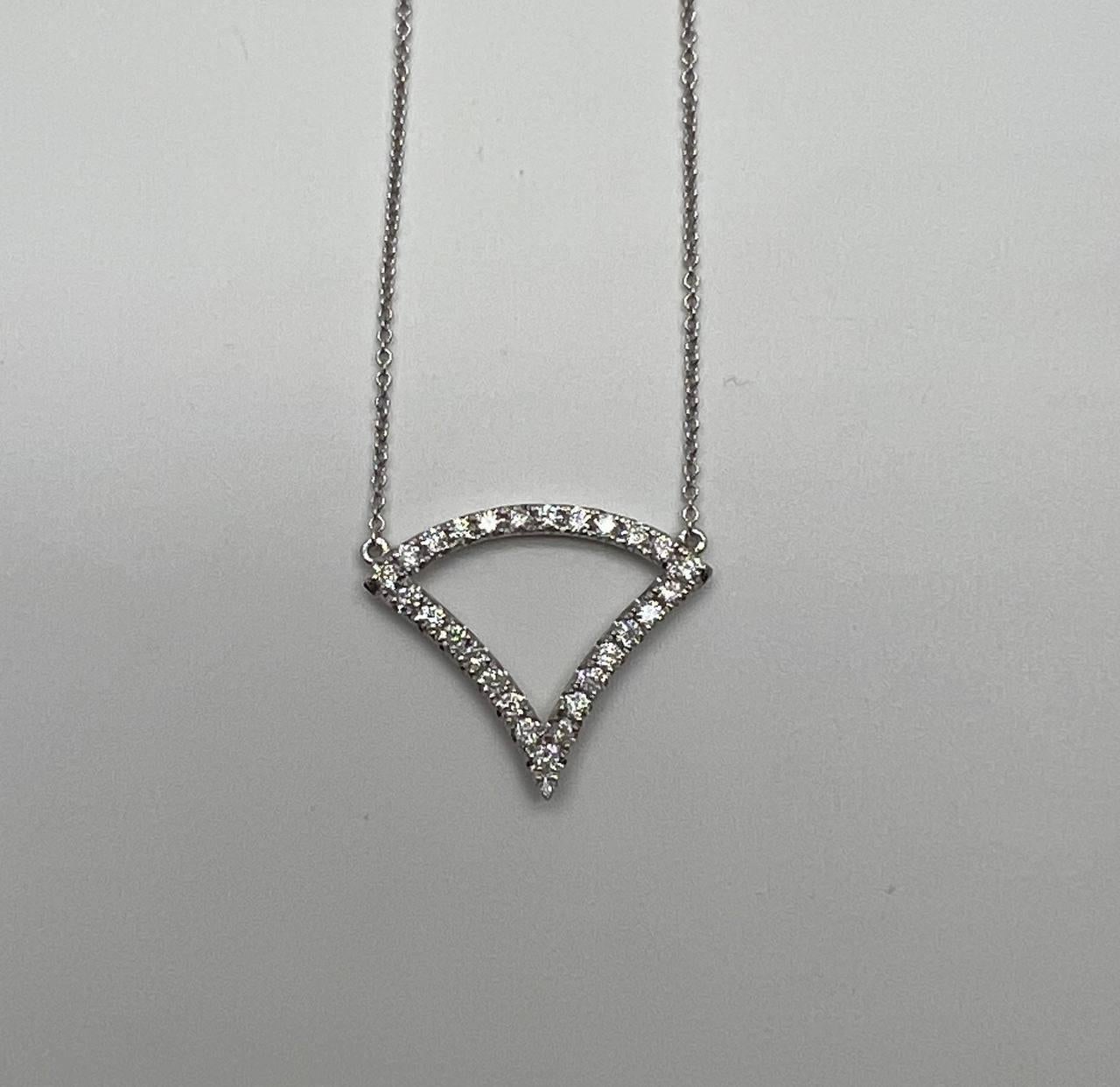 Ce collier exquis est réalisé en or blanc 18 carats. Le pendentif présente un design géométrique unique orné de diamants blancs étincelants. Les diamants sont méticuleusement sertis, rehaussant l'esthétique moderne de la pièce.
Métal : Or blanc