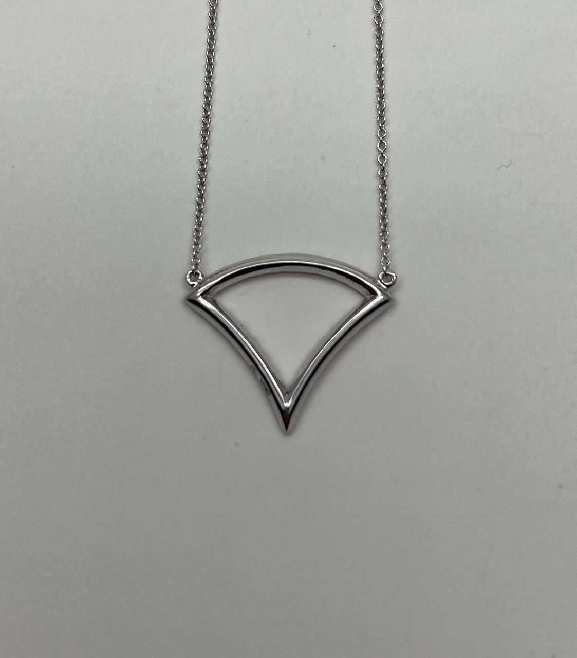 Taille mixte Chaîne collier pendentif à motif triangulaire serti de diamants en or blanc 18 carats en vente