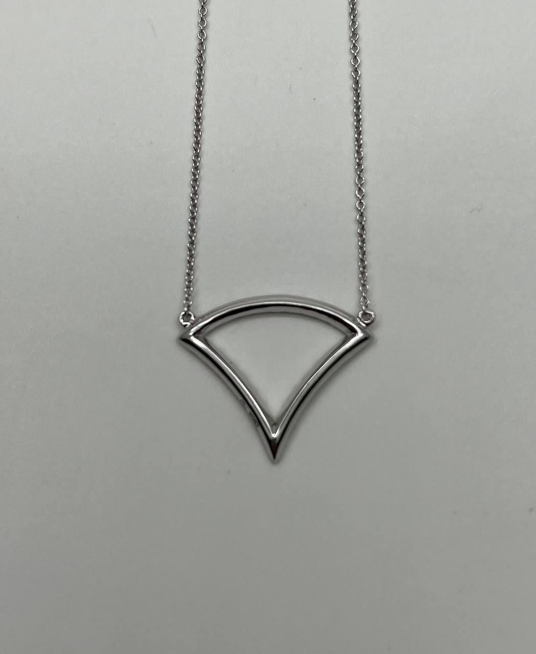 Chaîne collier pendentif à motif triangulaire serti de diamants en or blanc 18 carats Neuf - En vente à Oakton, VA