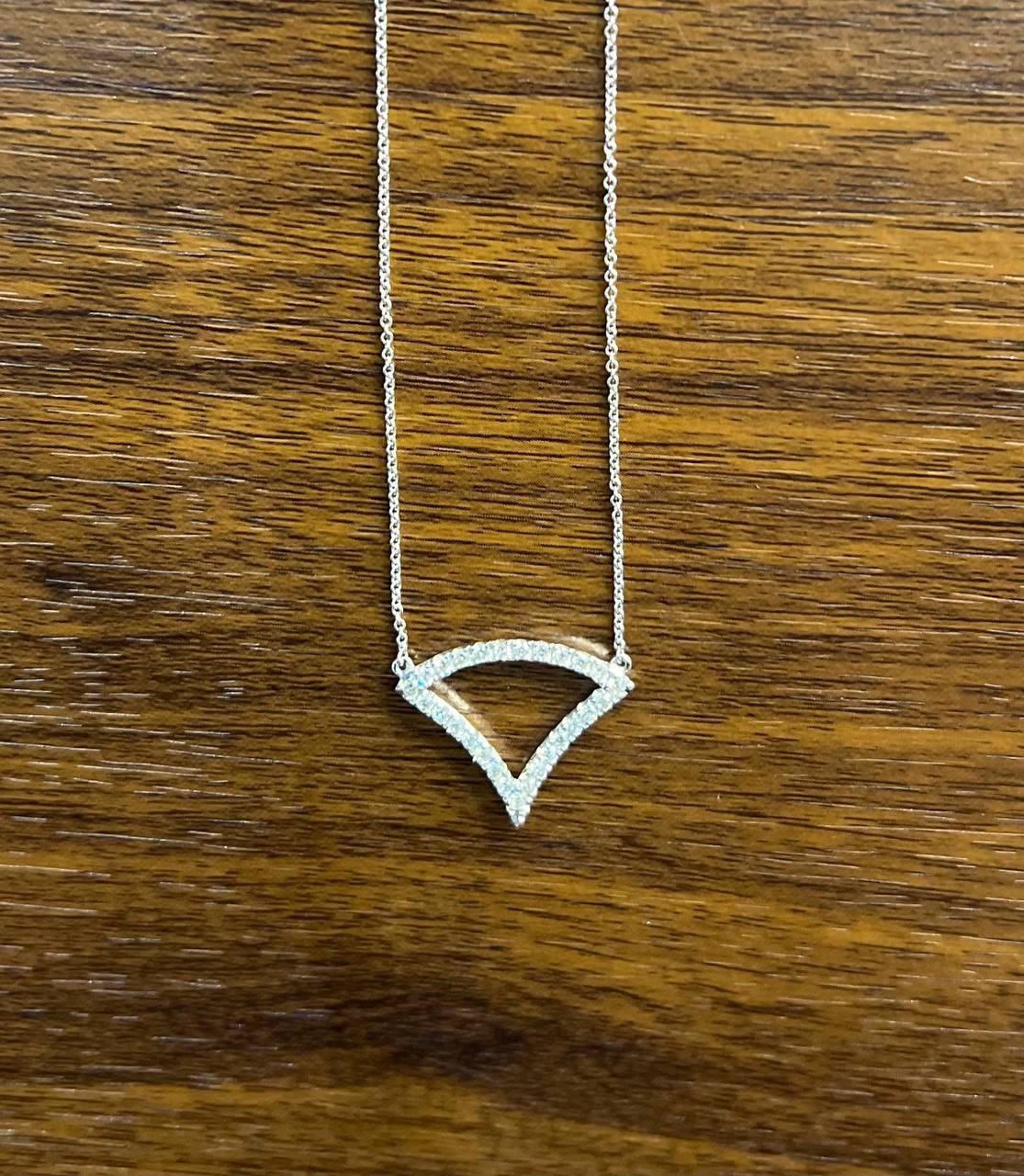 Chaîne collier pendentif à motif triangulaire serti de diamants en or blanc 18 carats Pour femmes en vente