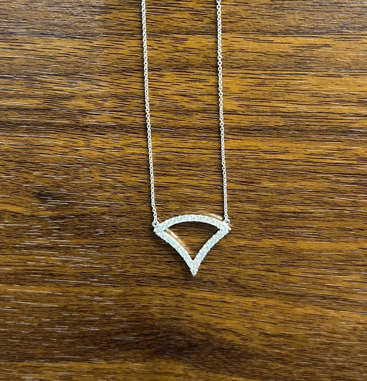 Chaîne collier pendentif à motif triangulaire serti de diamants en or blanc 18 carats en vente 1