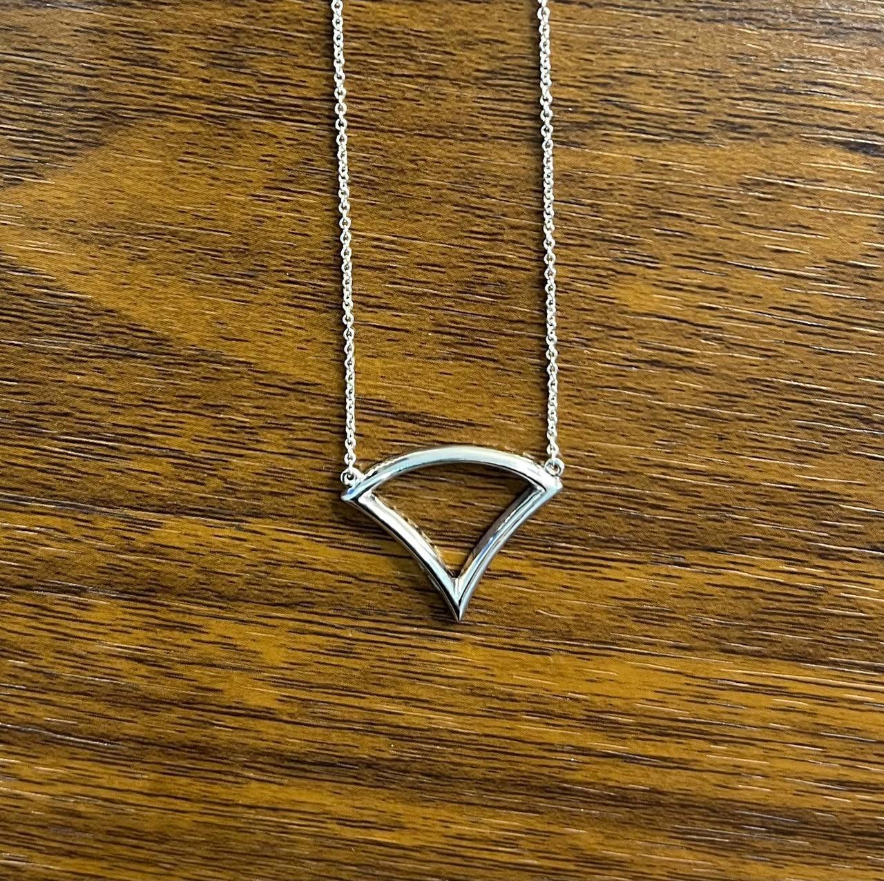 Chaîne collier pendentif à motif triangulaire serti de diamants en or blanc 18 carats en vente 2
