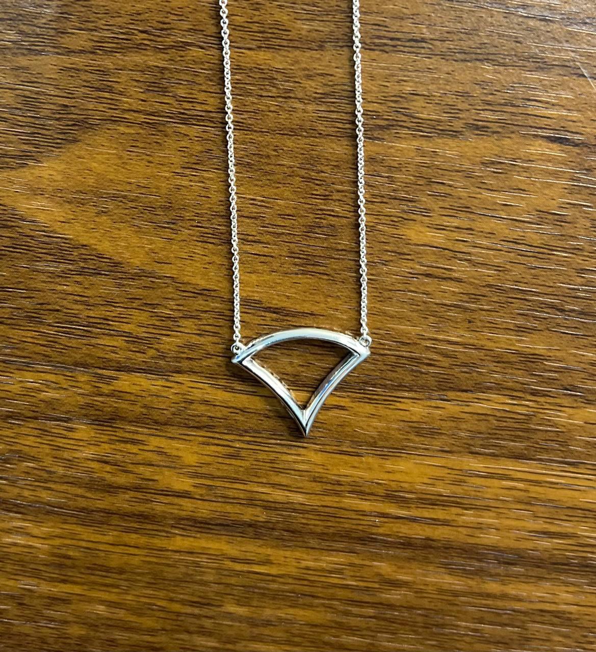 Chaîne collier pendentif à motif triangulaire serti de diamants en or blanc 18 carats en vente 3