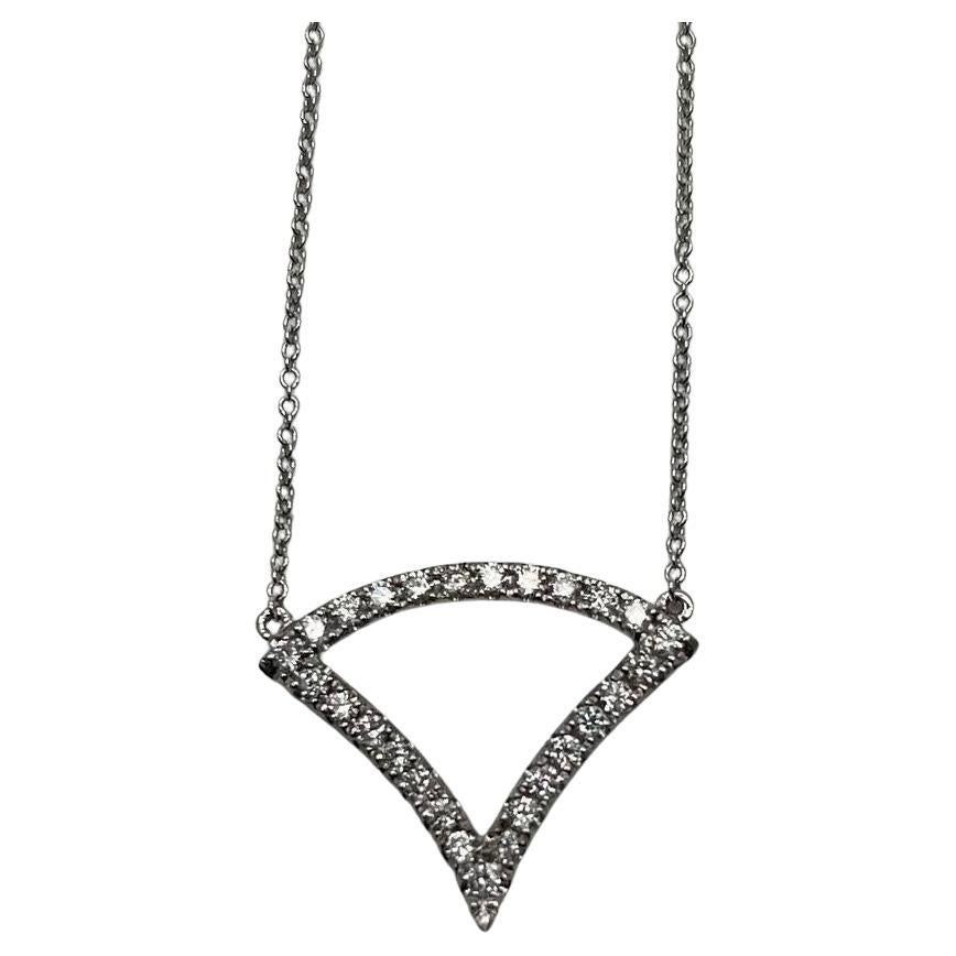 Collar de cadena con colgante de oro blanco de 18 quilates engastado con halo de diamantes con motivo de símbolo triangular
