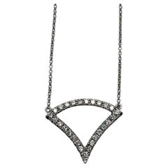 Halskette mit Anhänger, Diamant Halo-Fassung, dreieckiges Symbol-Motiv, 18 Karat Weißgold