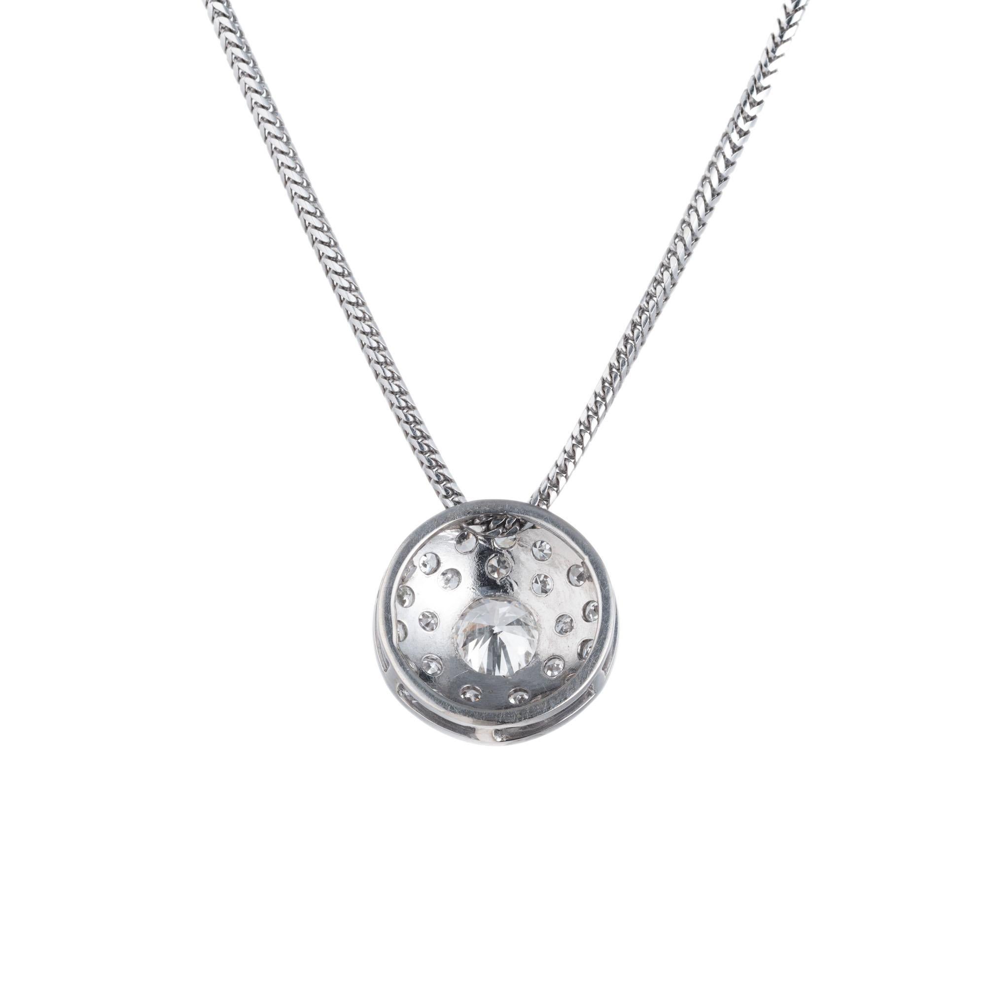 Taglio rotondo Collana con ciondolo in oro bianco con diamante a raggiera in vendita