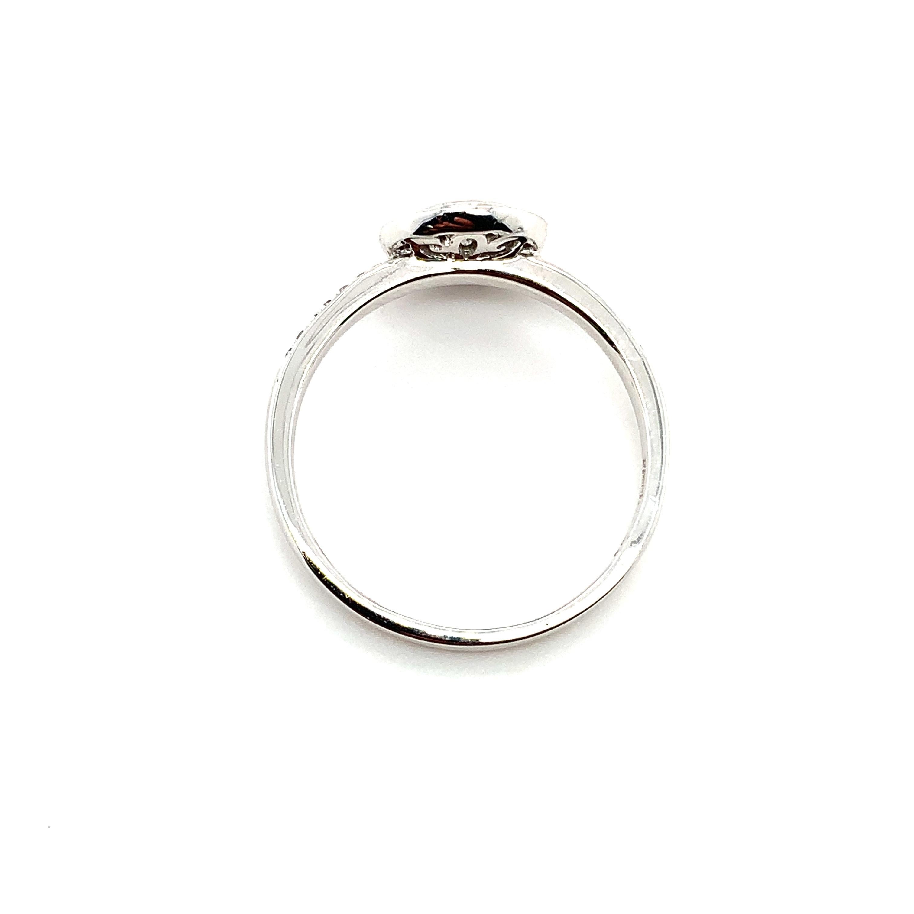 Diamond Halo Solitaire Engagement Ring Platinum In New Condition For Sale In London, GB