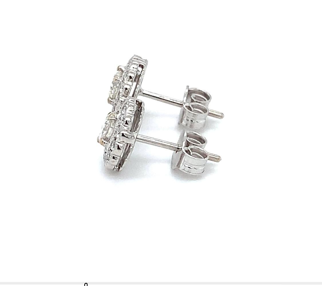 Pendientes halo de diamantes de oro blanco de 18k
Pendientes redondos de oro blanco de 18 quilates con halo de diamantes alrededor del solitario
Peso total del diamante 0,80 ct piedras centrales 0,50 ct y halo alrededor 0,30 ct color G claridad VS1