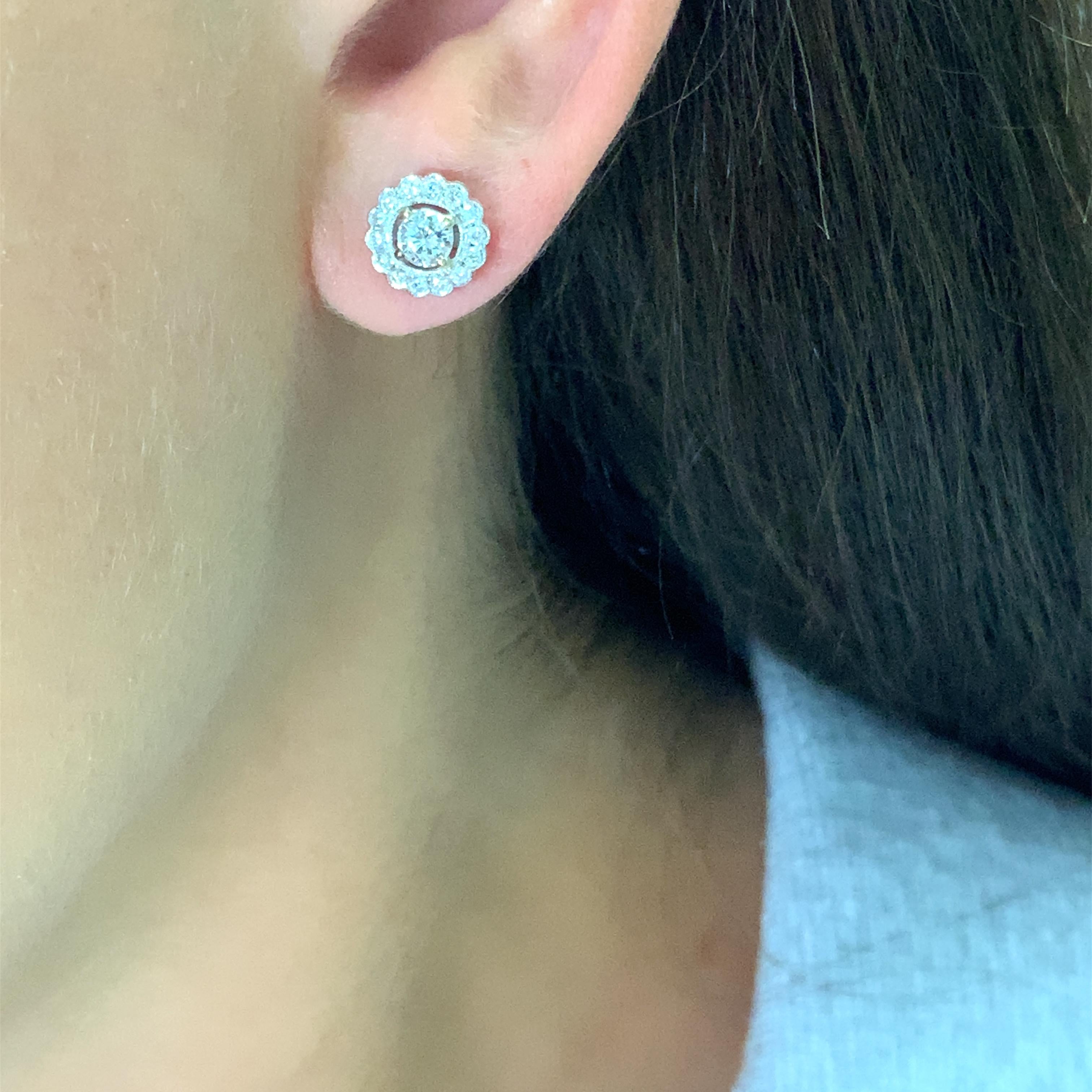 
Pendientes solitarios con halo de diamantes de 0,80 ct en oro blanco de 18 quilates.

Preciosos pendientes de diamantes a juego.

Hallmarked.
Mide aproximadamente 8,5 mm

Piedra central de diamante total 0,50ct color G claridad VS1. Halo de