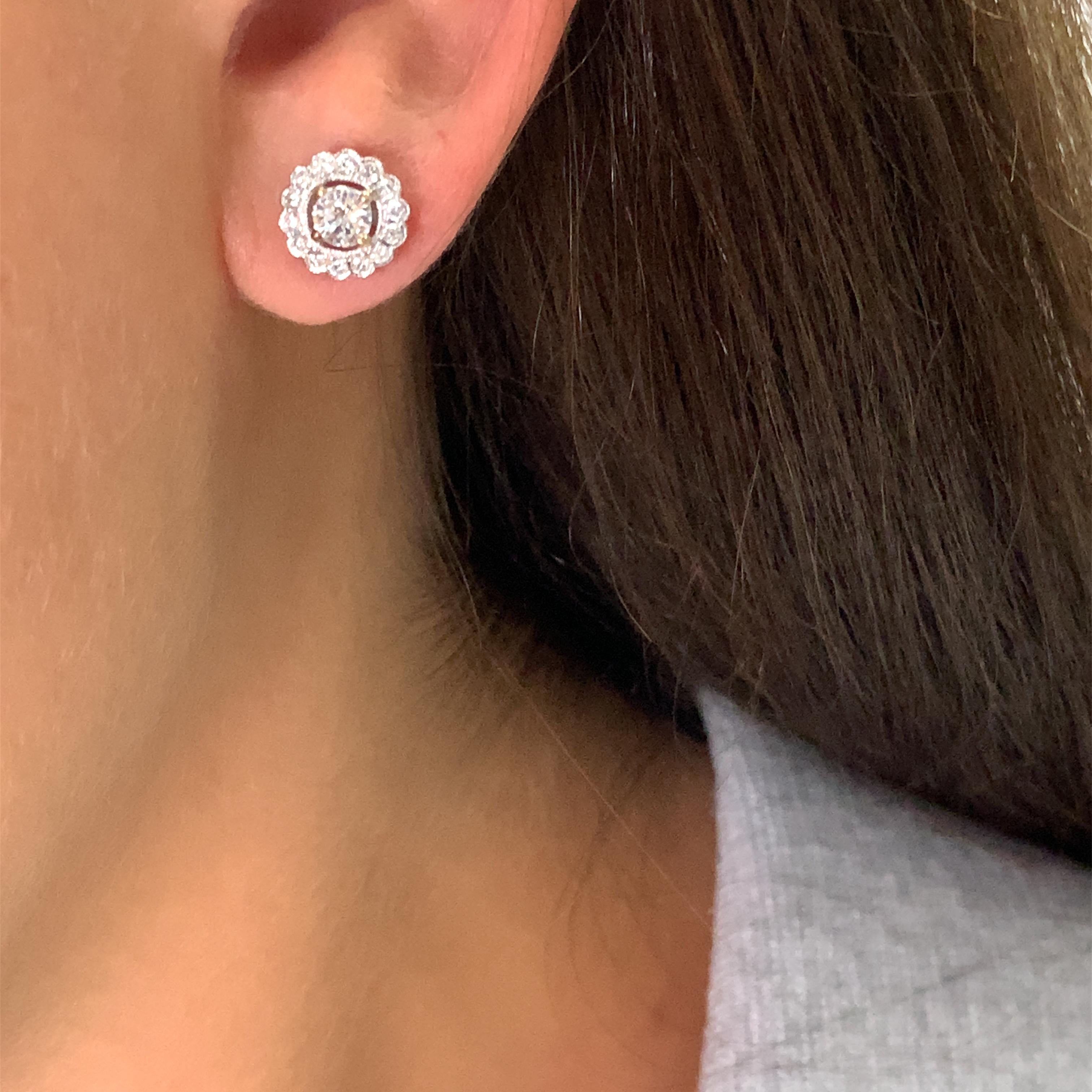 Pendientes halo de diamantes de oro blanco de 18k Moderno en venta