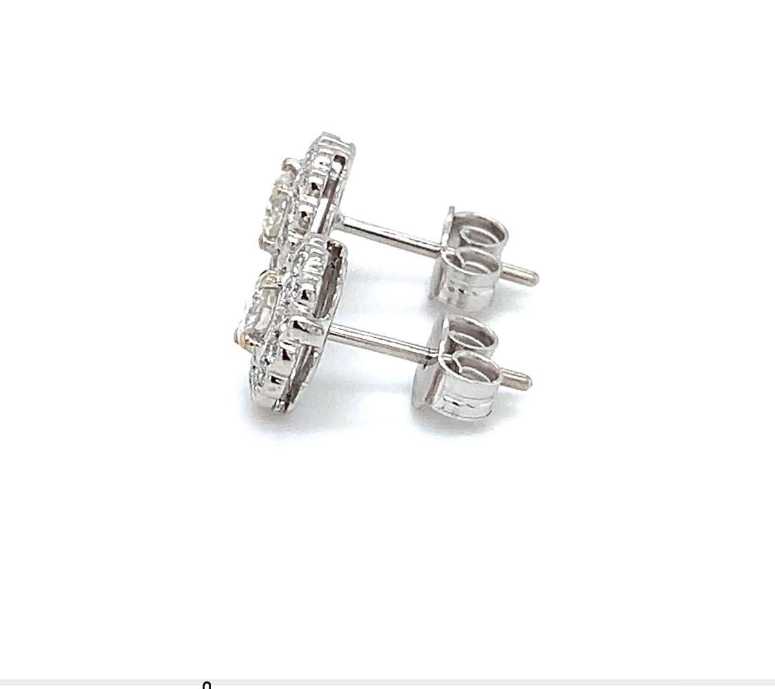 Diamond halo stud earrings 18k white gold In New Condition For Sale In London, GB