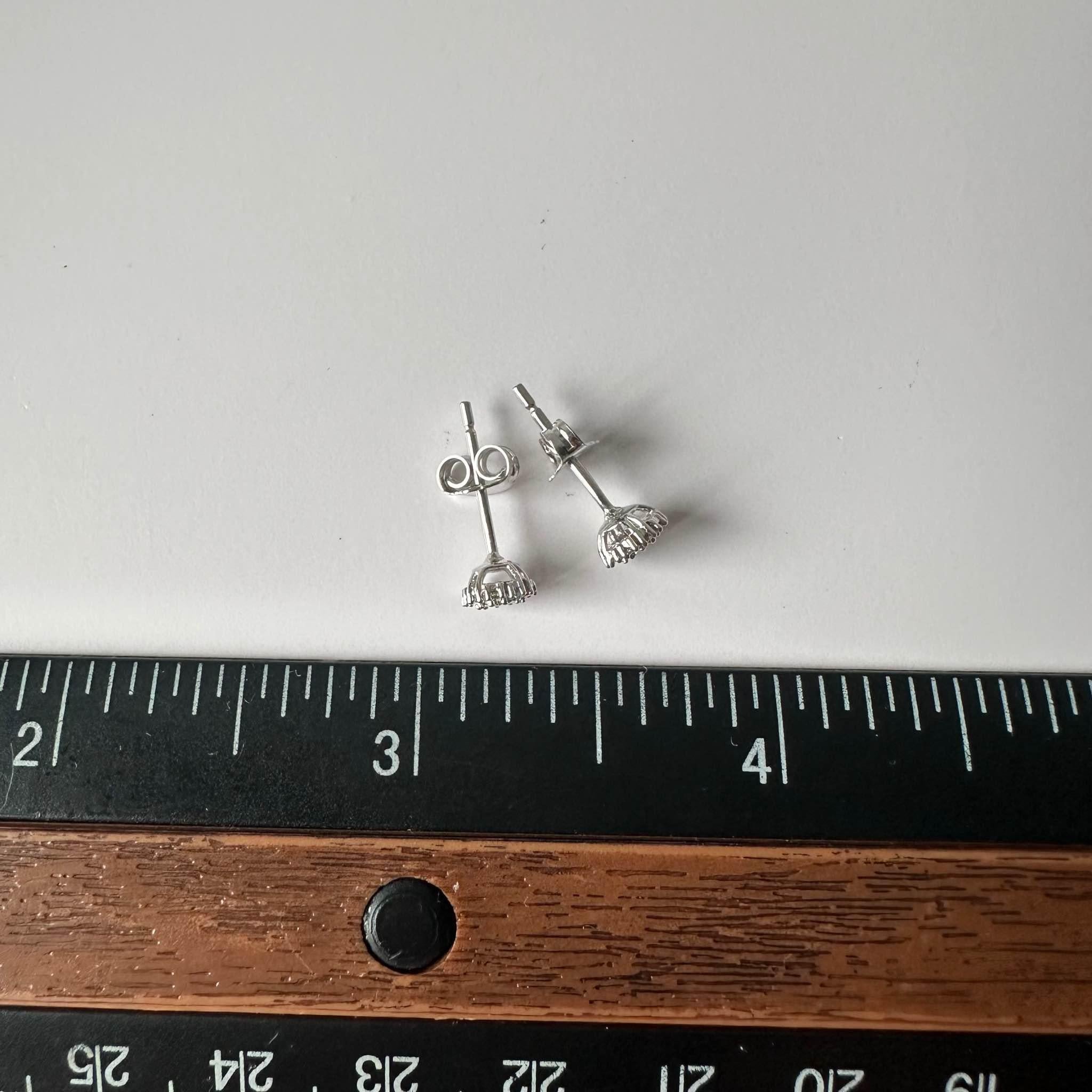 Women's Diamond Halo Studs in Sterling Silver – 0.20ctw GH I1 Diamonds For Sale