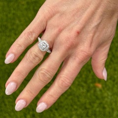 Anello di fidanzamento con diamante aureolato in oro bianco moderno