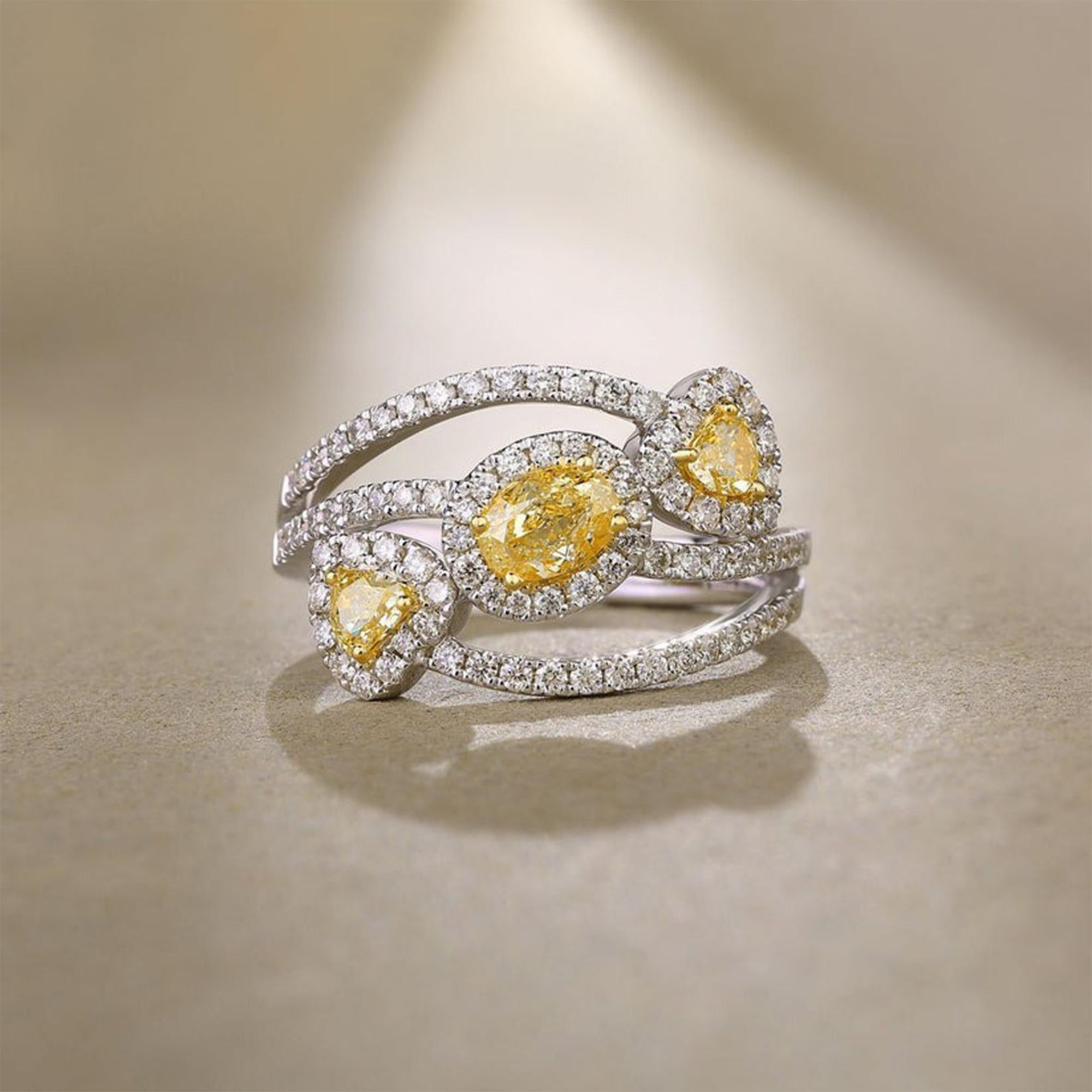 La bague ouverte en or blanc 14 carats Diamond Halos est un mélange exquis de luxe et de design audacieux. Réalisée en or blanc 14 carats, cette superbe bague présente un captivant design ouvert, orné de 0,62 carats de diamants FCD, 0,46 carats de