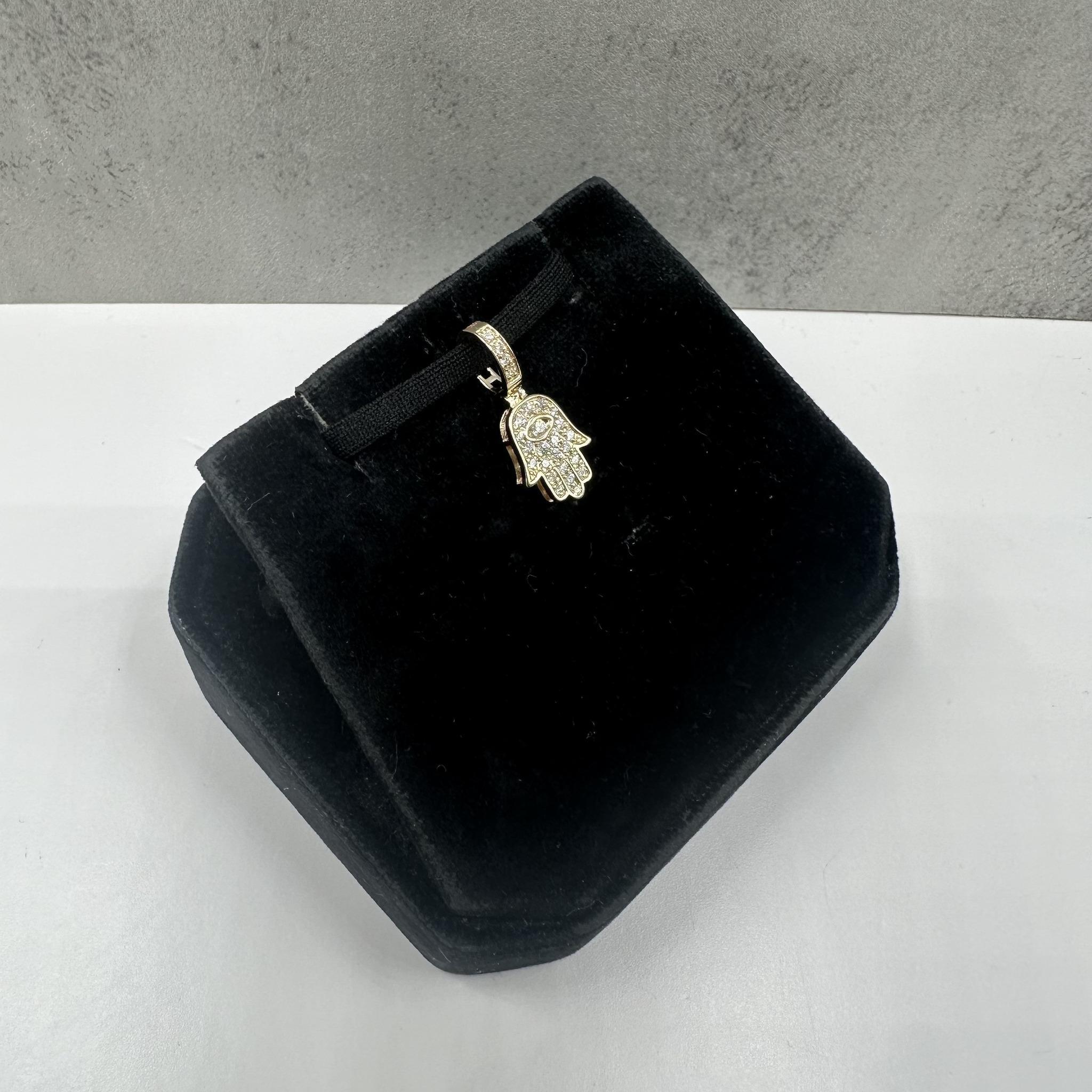 Ce pendentif Hamsa en diamant étincelant en or jaune 10kt présente un poids total de 0,20 carats de diamants ronds GH VS/SI naturels, symbolisant la protection et la positivité. Les diamants brillent magnifiquement sur l'or chaud, créant ainsi une