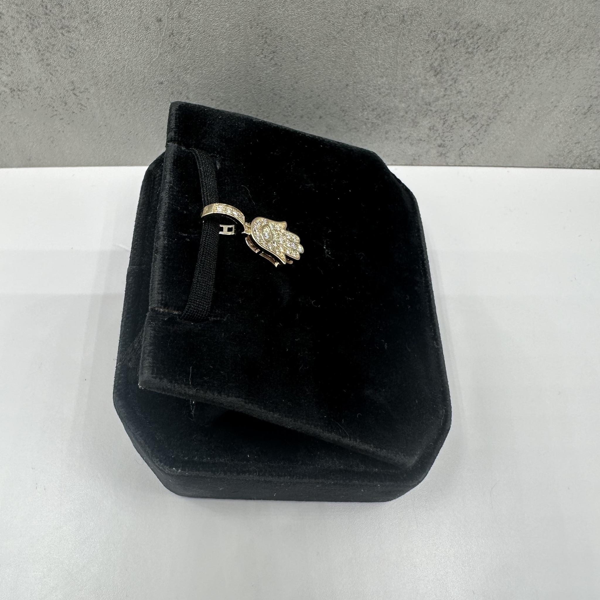 Taille ronde Pendentif Hamsa en or jaune 10kt - 0.20ctw, 0.82g, Nouveau en vente