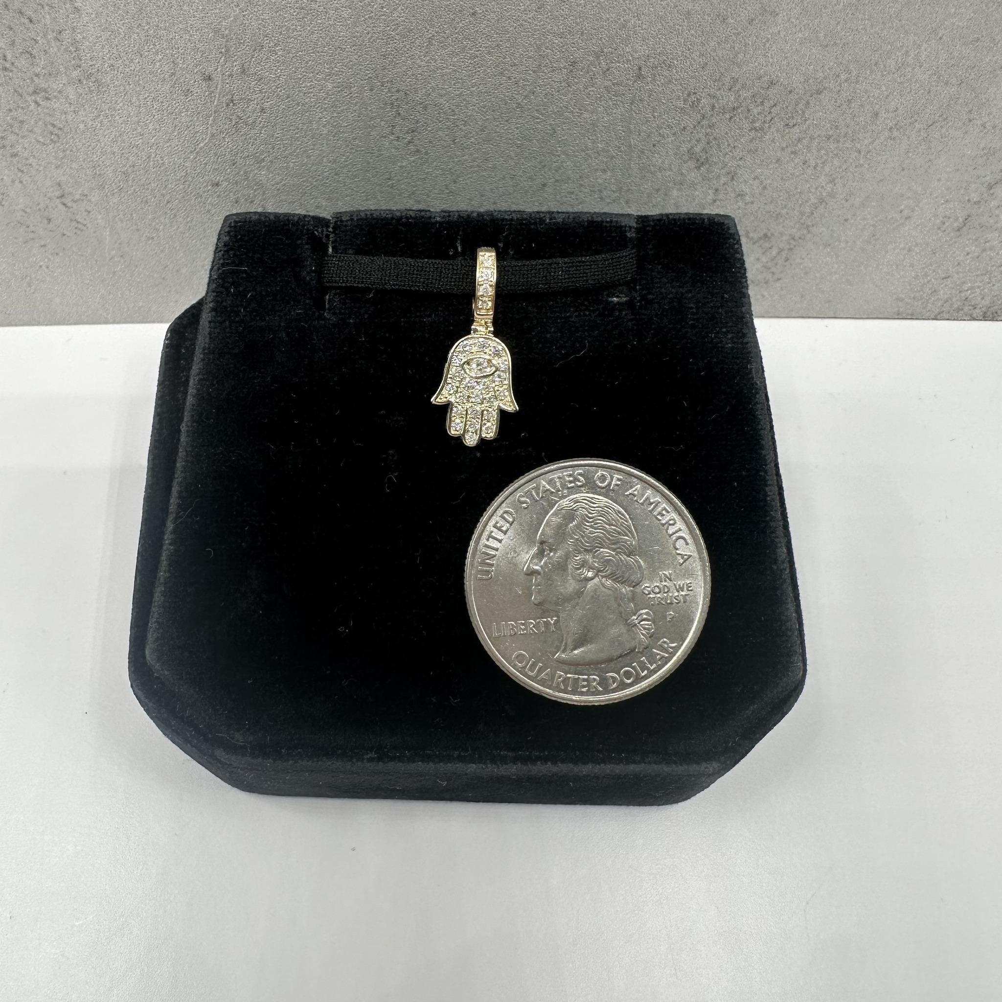 Pendentif Hamsa en or jaune 10kt - 0.20ctw, 0.82g, Nouveau Neuf - En vente à West Hempstead, NY