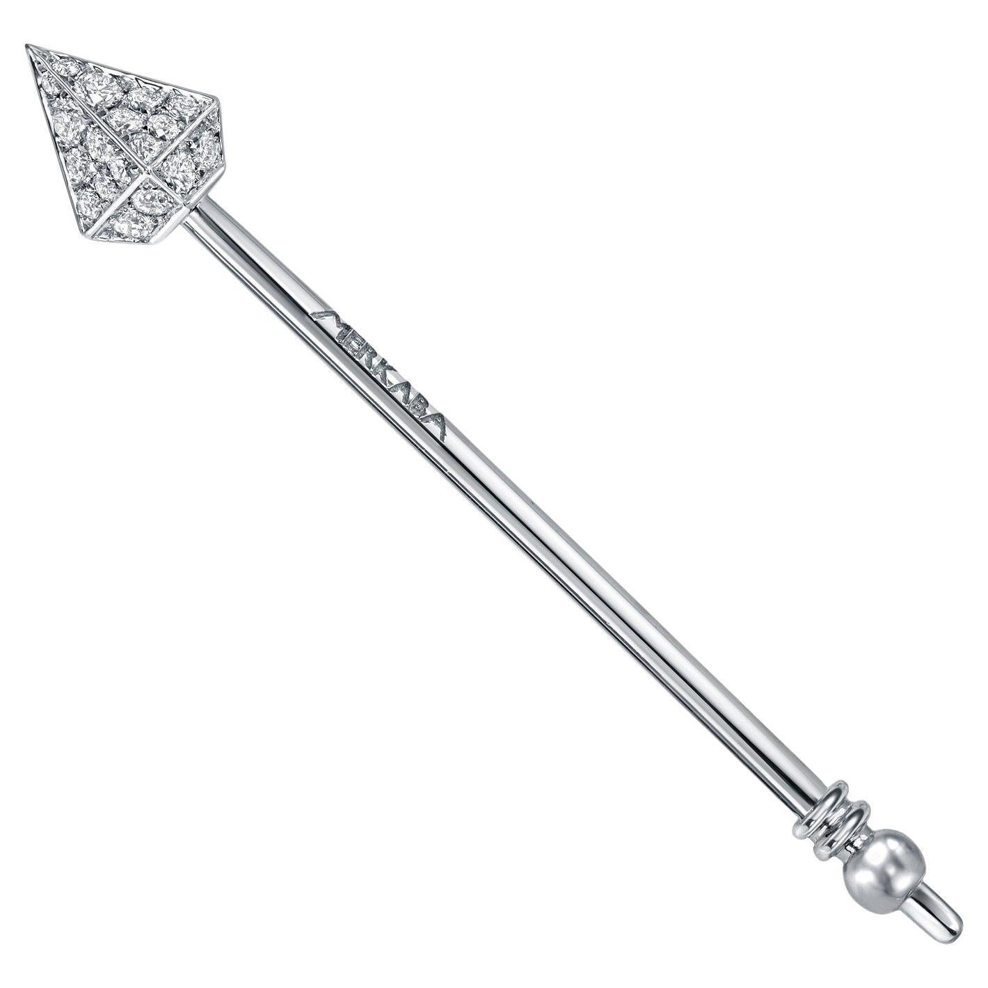 Épingle à chapeau très unique et élégante en forme de lance en diamant, créée par Merkaba Jewelry en or blanc 18 carats. Les diamants ronds et brillants pèsent au total 0,50 carat. 
Longueur totale - 1.75