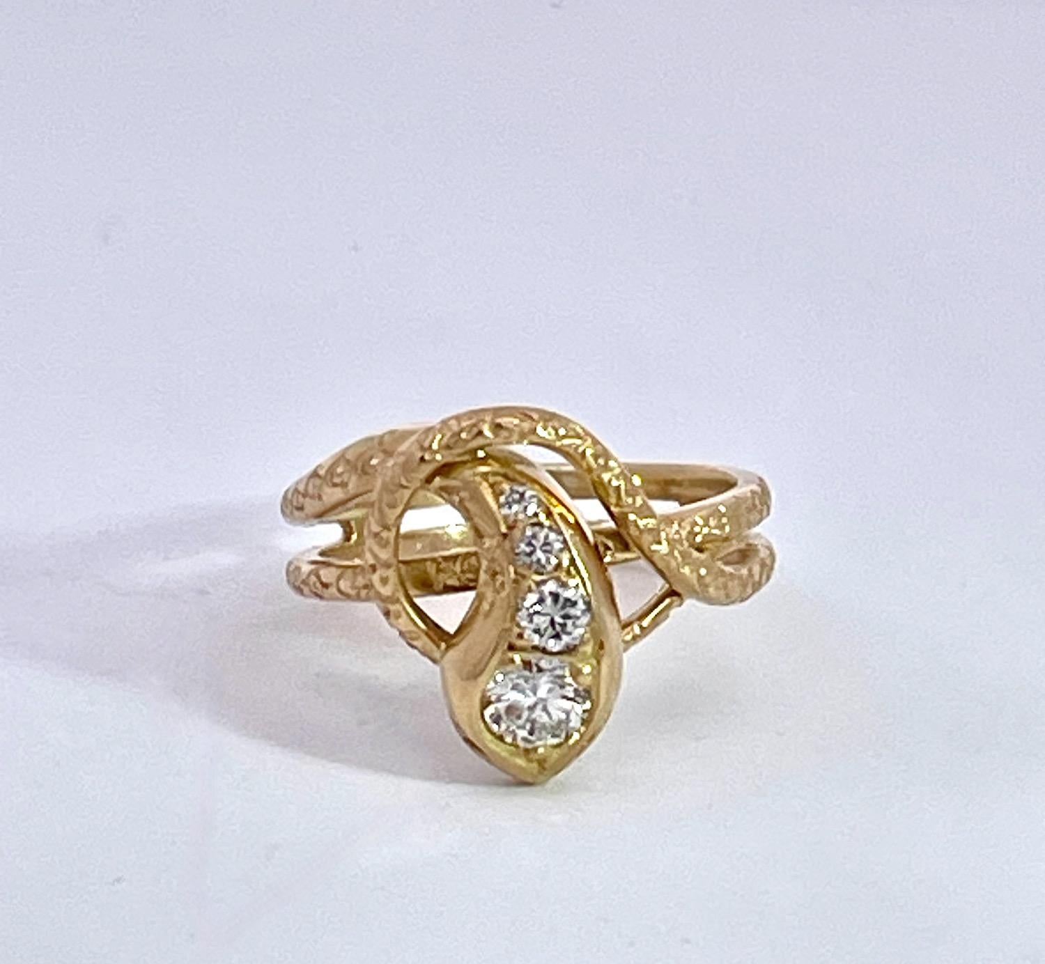 Este Anillo Cabeza de Serpiente de Diamantes es especial porque tiene 4 Diamantes en la cabeza.  El primer Diamante es de 0,20 puntos graduándose hacia abajo el segundo Diamante es de 0,15 puntos el tercer Diamante es de 0,10 y el cuarto Diamante