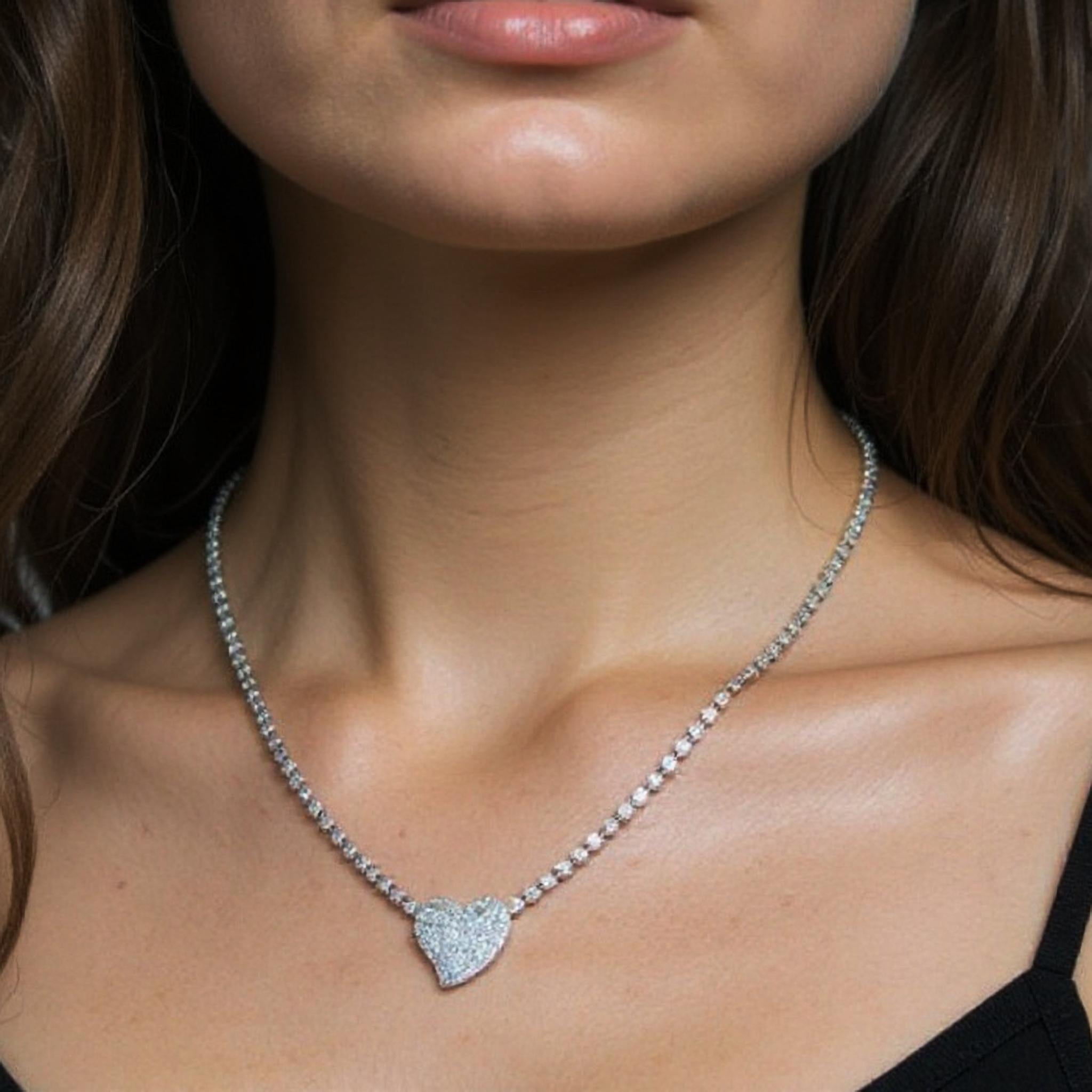Ce superbe collier pavé de diamants en forme de cœur capture l'essence du romantisme intemporel et de l'élégance raffinée. Réalisé en or blanc massif 14K (également disponible en 18K sur demande), il présente un pendentif en forme de cœur