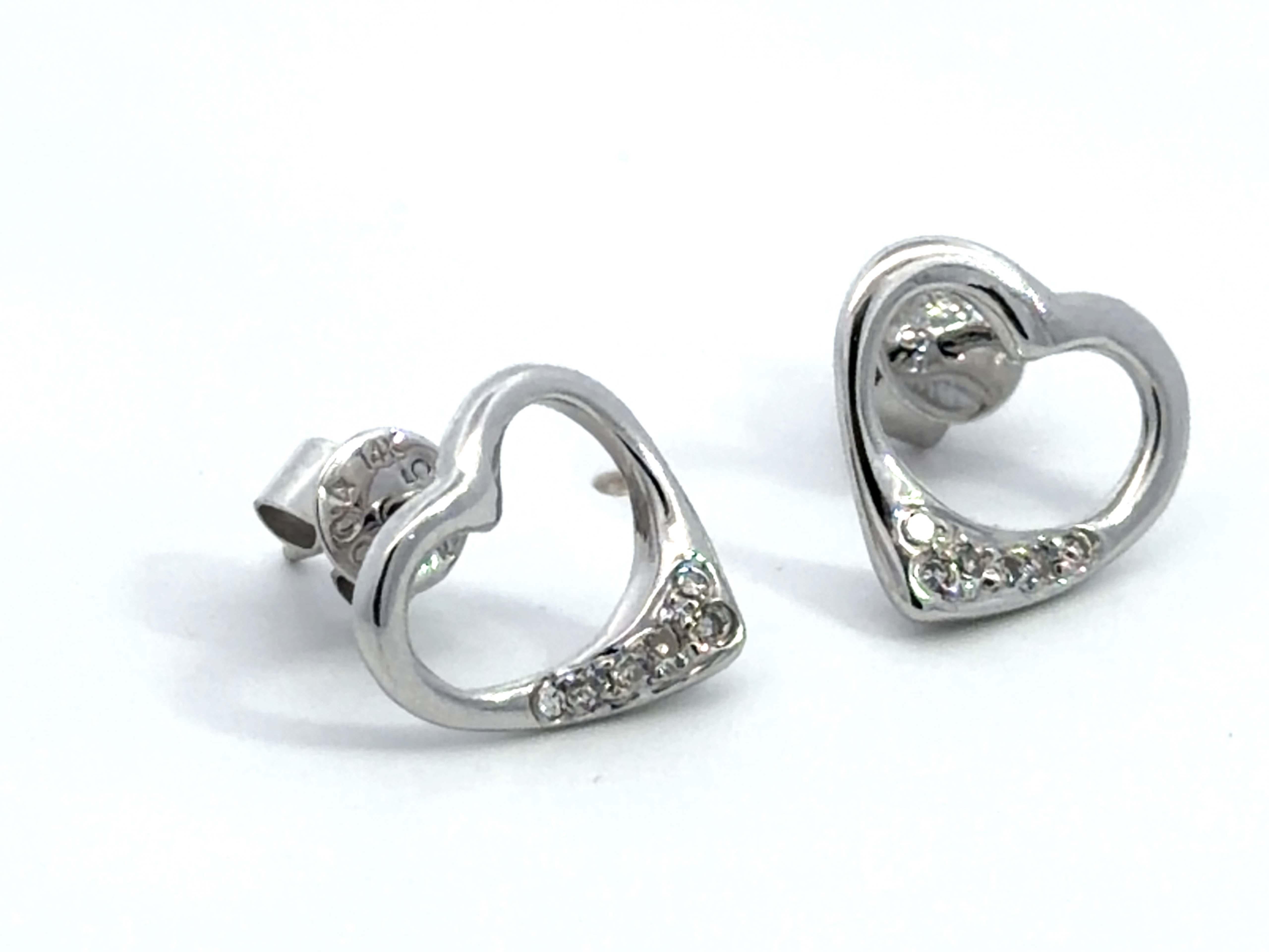 Moderne Boucles d'oreilles en or blanc 14K avec cœur en diamant en vente