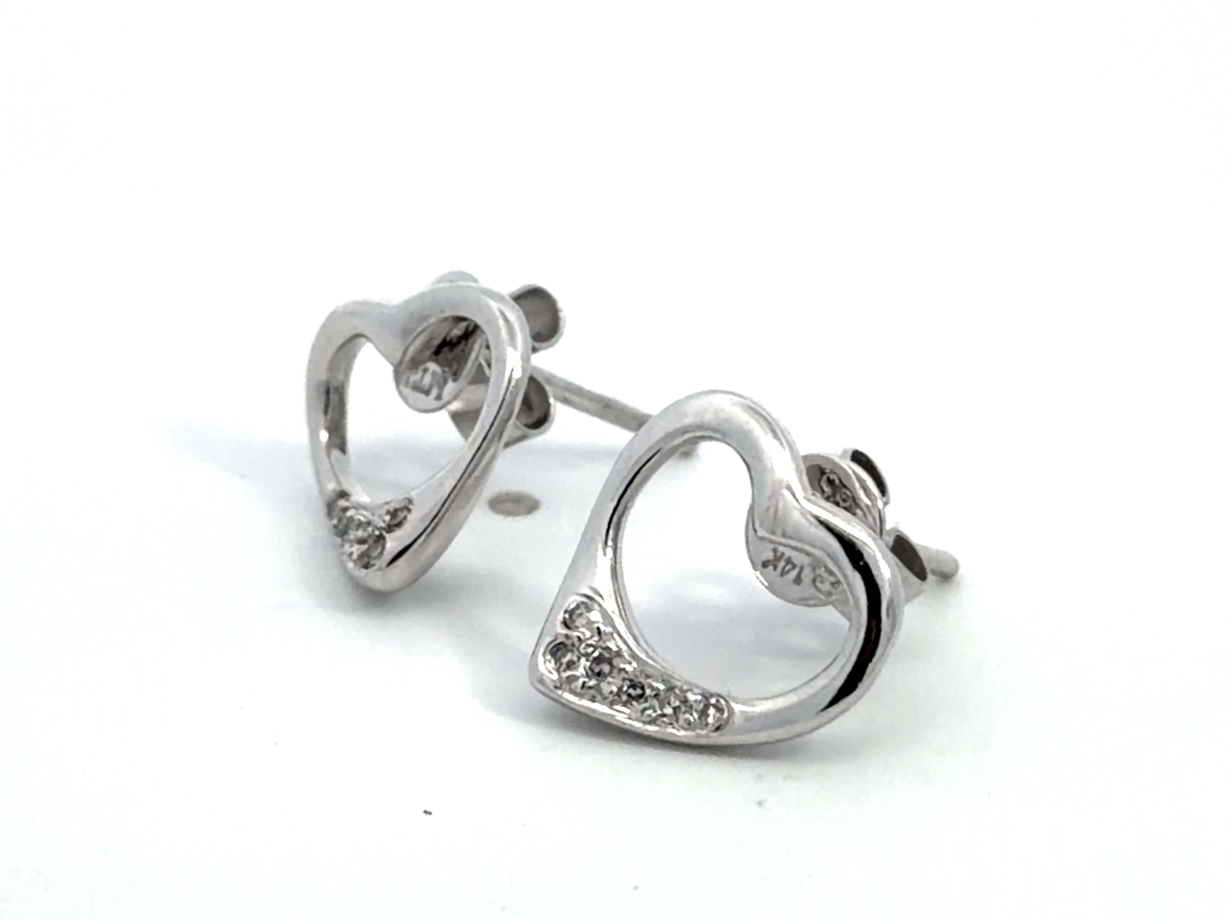 Taille brillant Boucles d'oreilles en or blanc 14K avec cœur en diamant en vente