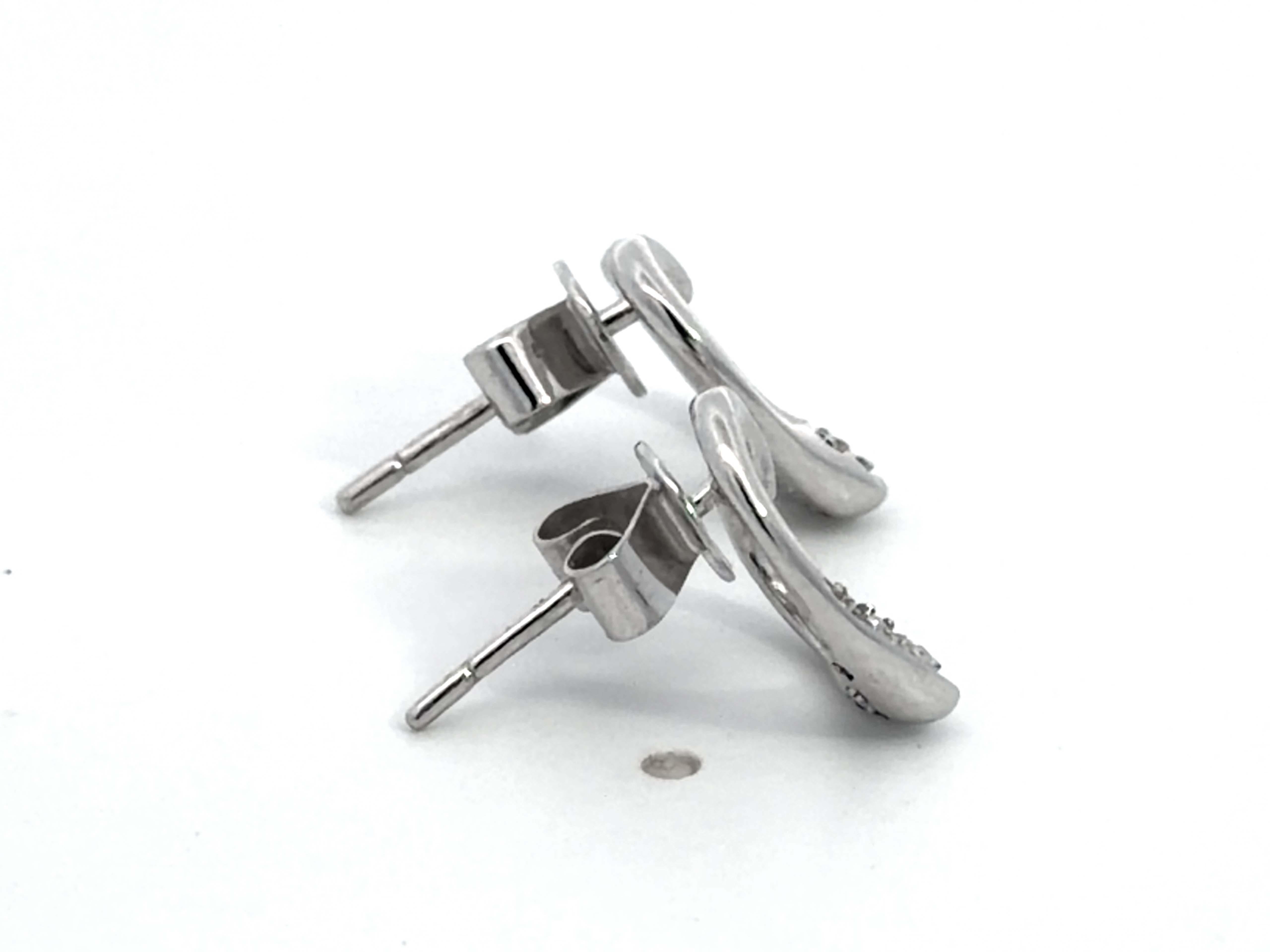 Boucles d'oreilles en or blanc 14K avec cœur en diamant Excellent état - En vente à Honolulu, HI