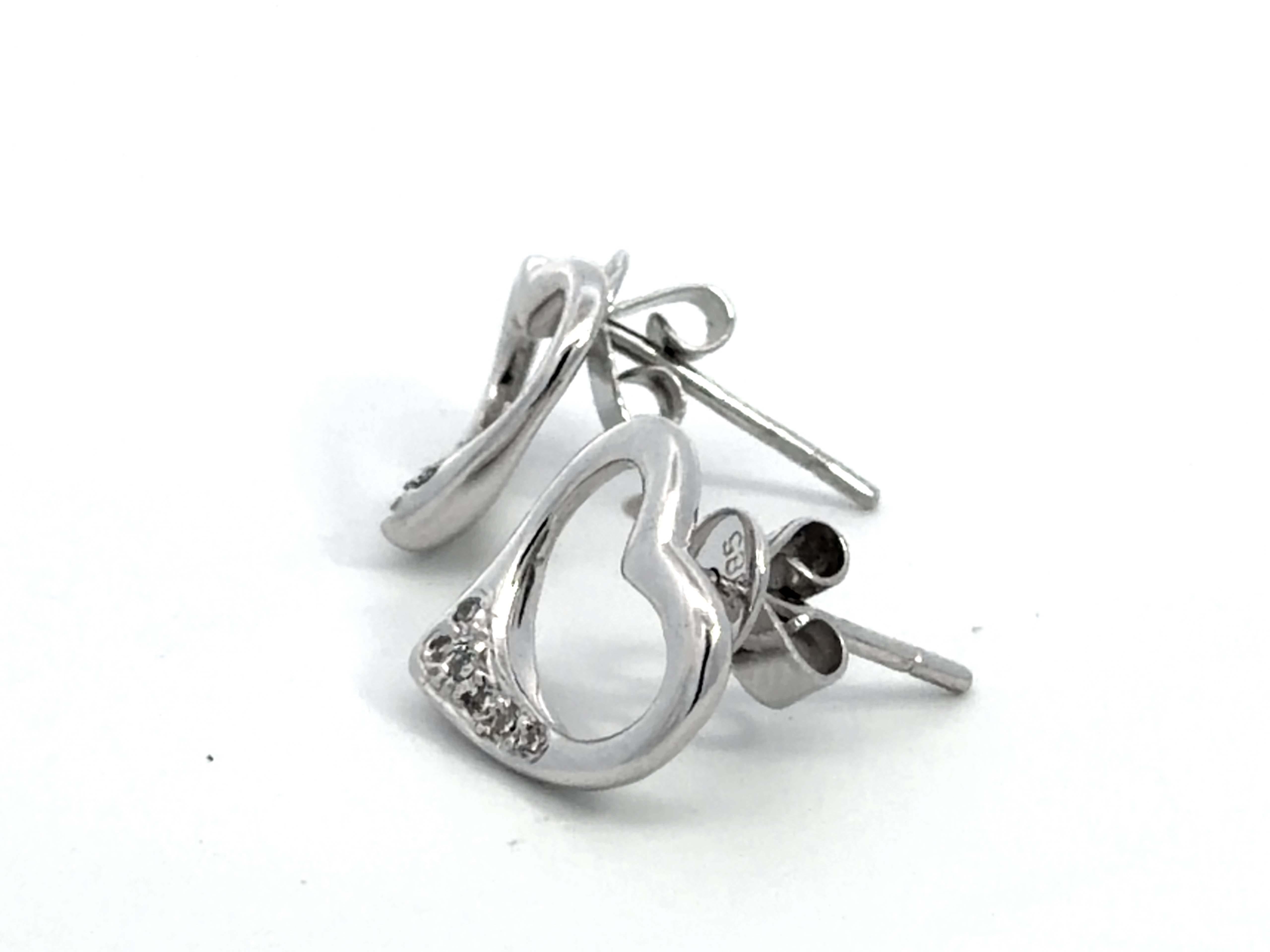 Boucles d'oreilles en or blanc 14K avec cœur en diamant Pour femmes en vente