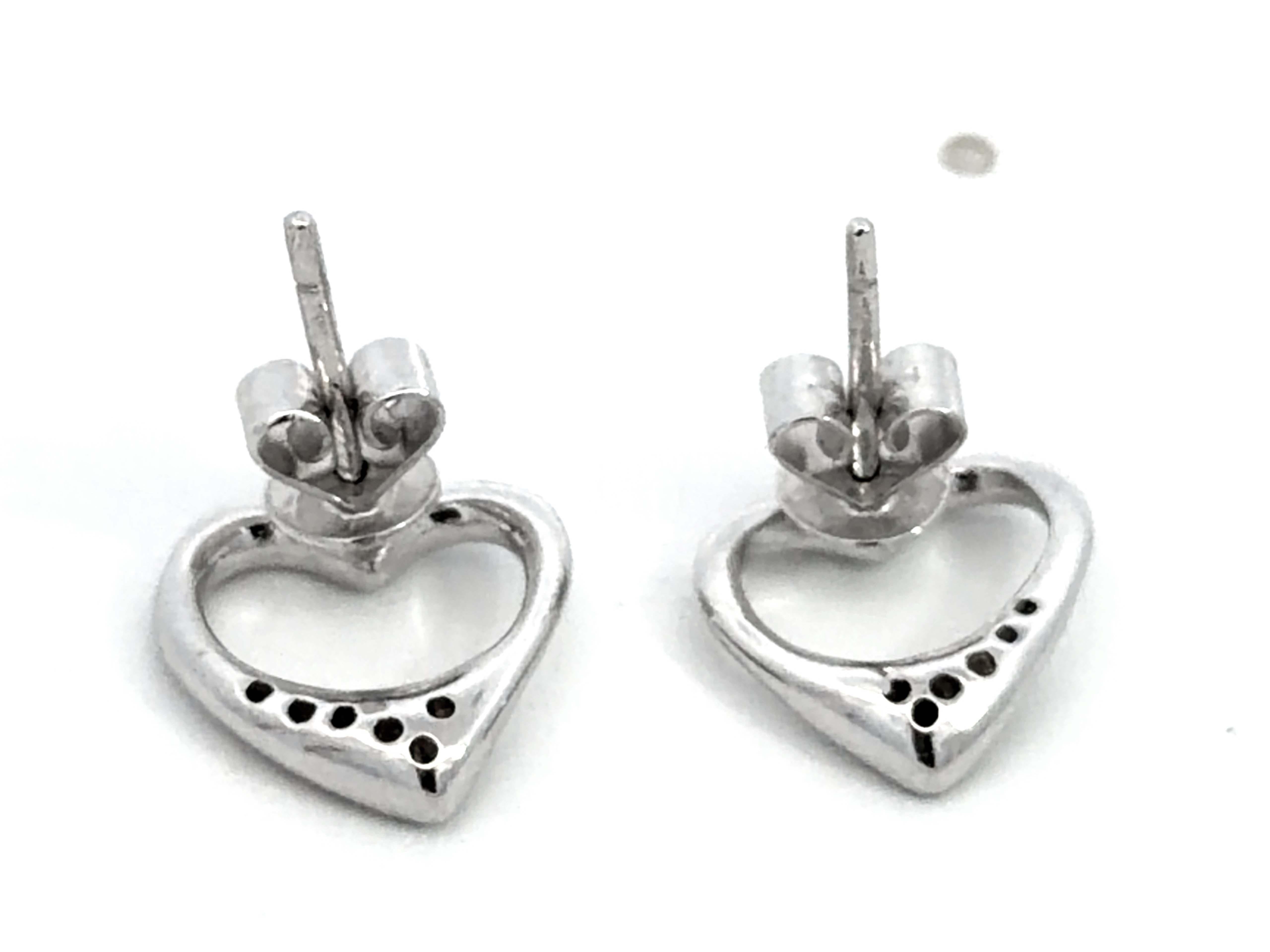 Boucles d'oreilles en or blanc 14K avec cœur en diamant en vente 1