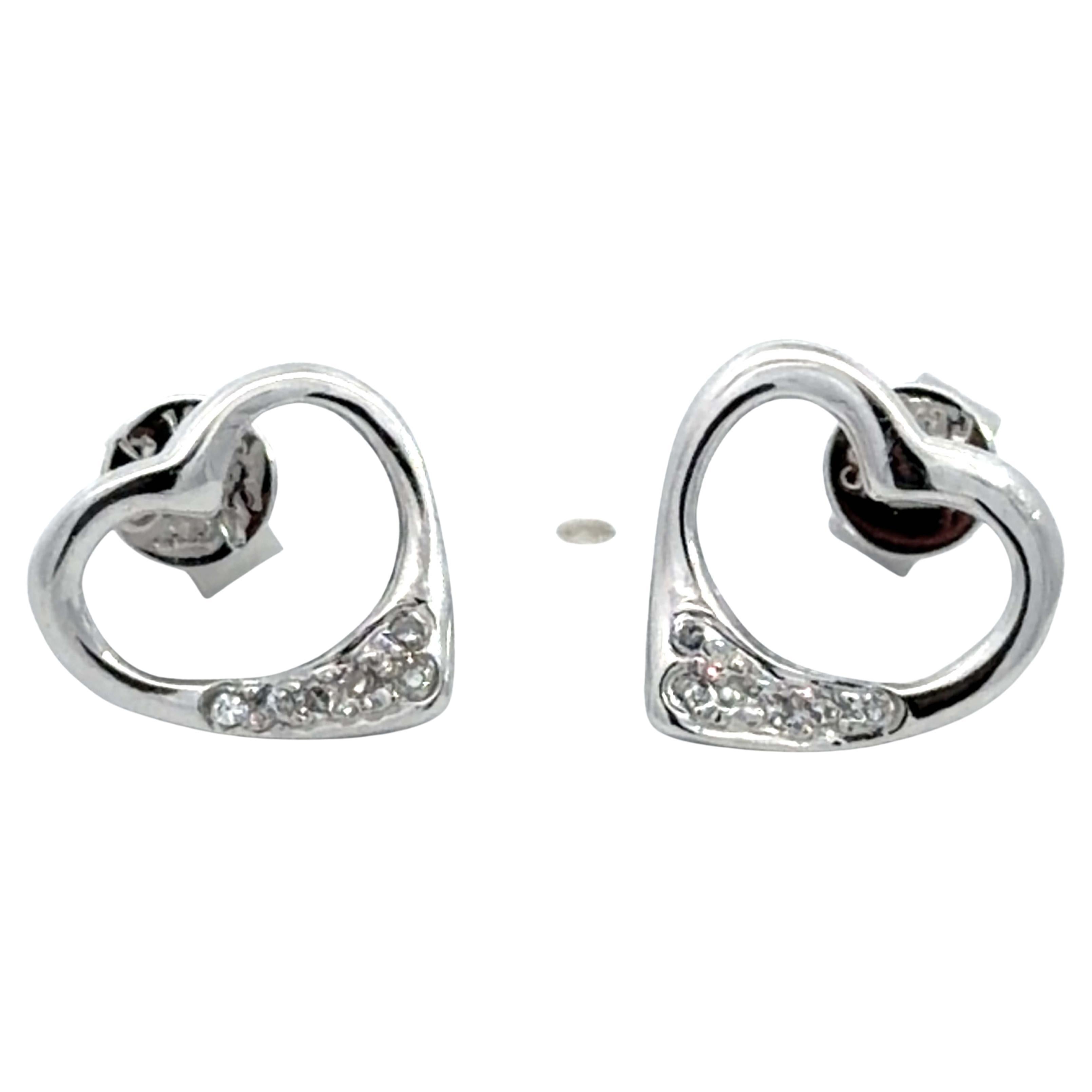 Boucles d
oreilles en or blanc 14K avec cœur en diamant