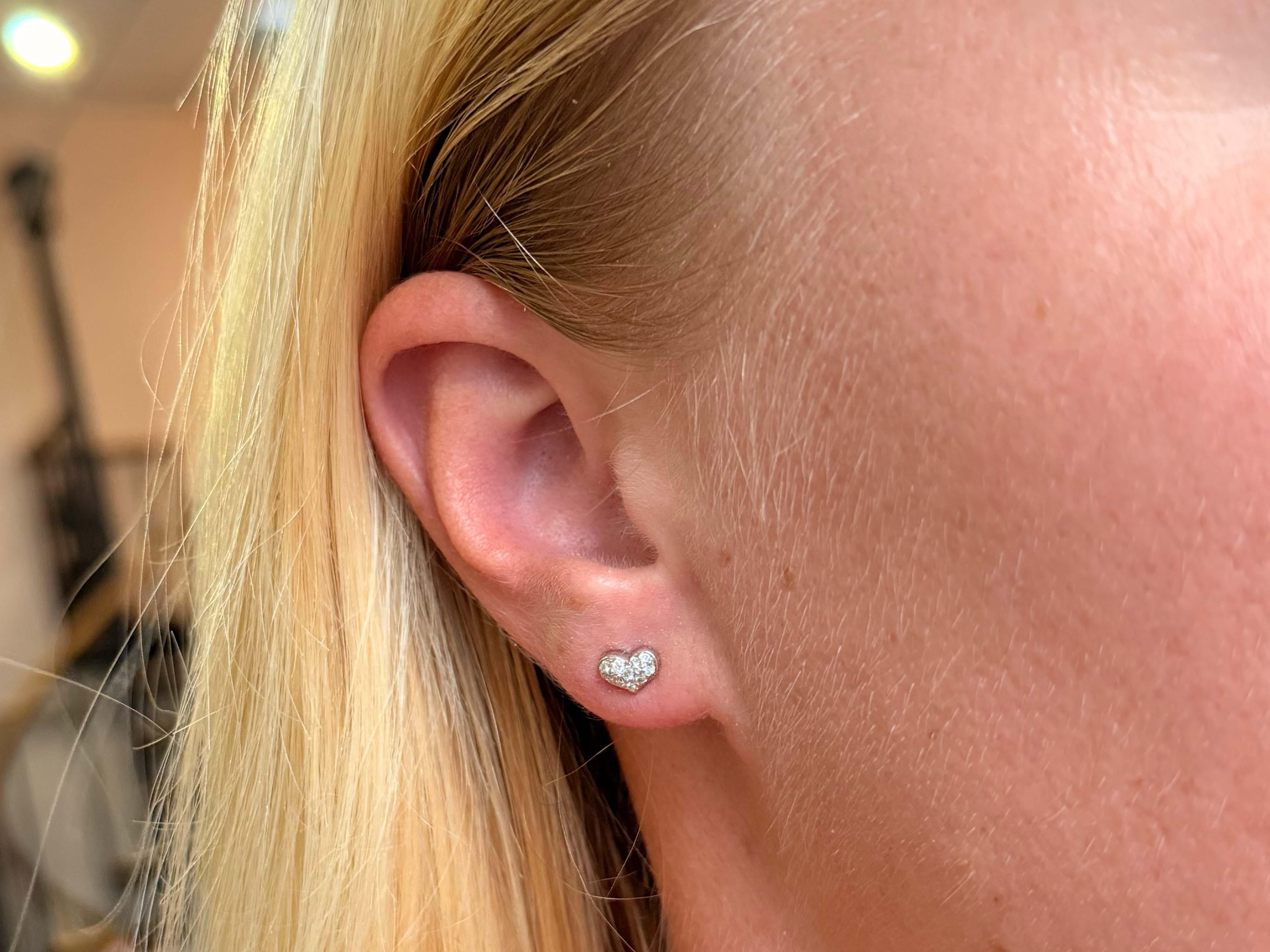 Boucles d'oreilles Spécifications :

Métal : Or blanc 18K 

Poids total : 1.3 grammes

Diamètre de la boucle d'oreille : ~7 mm x ~5 mm

Nombre de diamants : 20

Couleur du diamant : G-H

Clarté du diamant : VS2-SI1

Poids en carats du diamant :