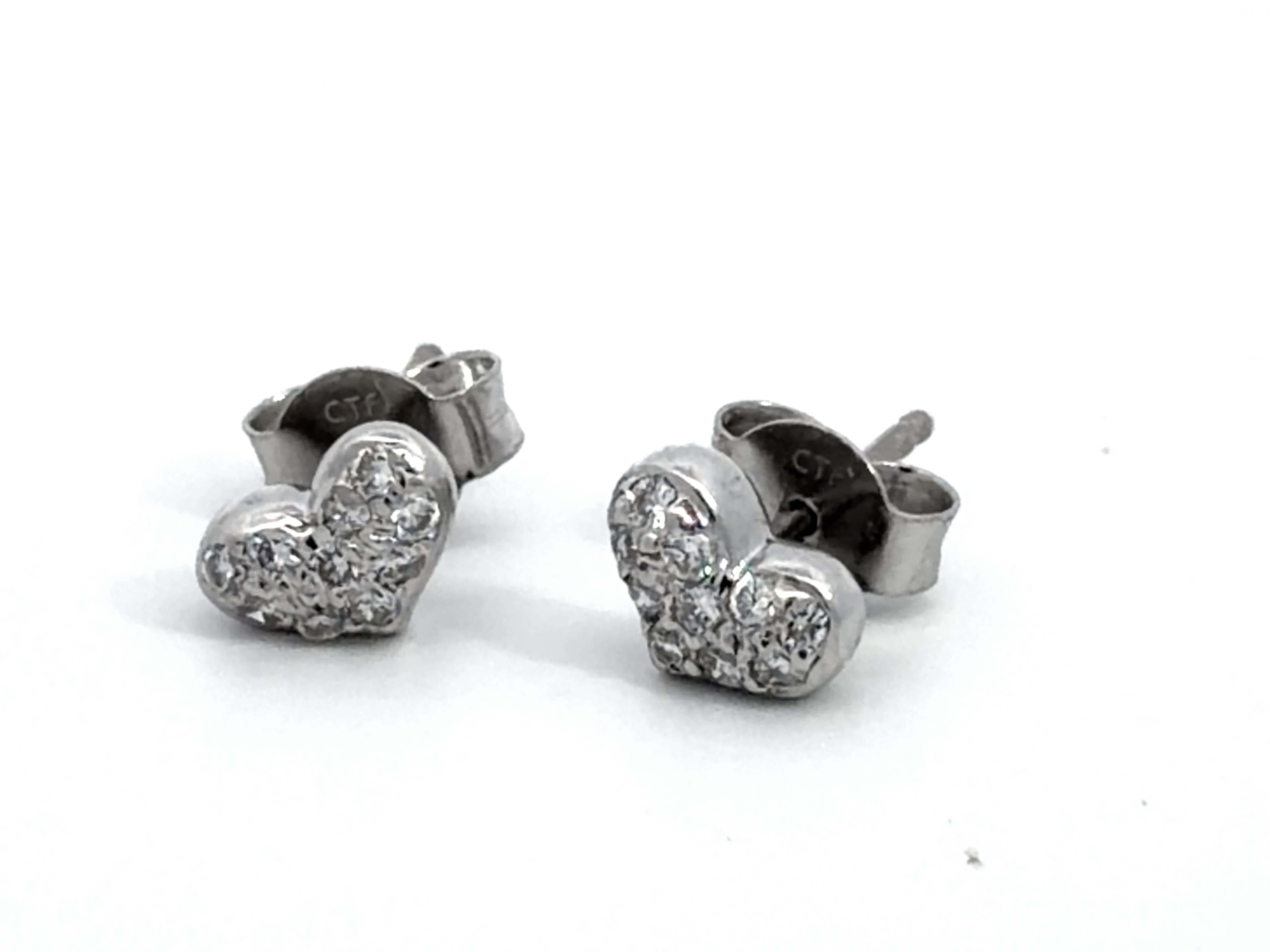 Taille brillant Boucles d'oreilles en or blanc 18K avec cœur en diamant en vente