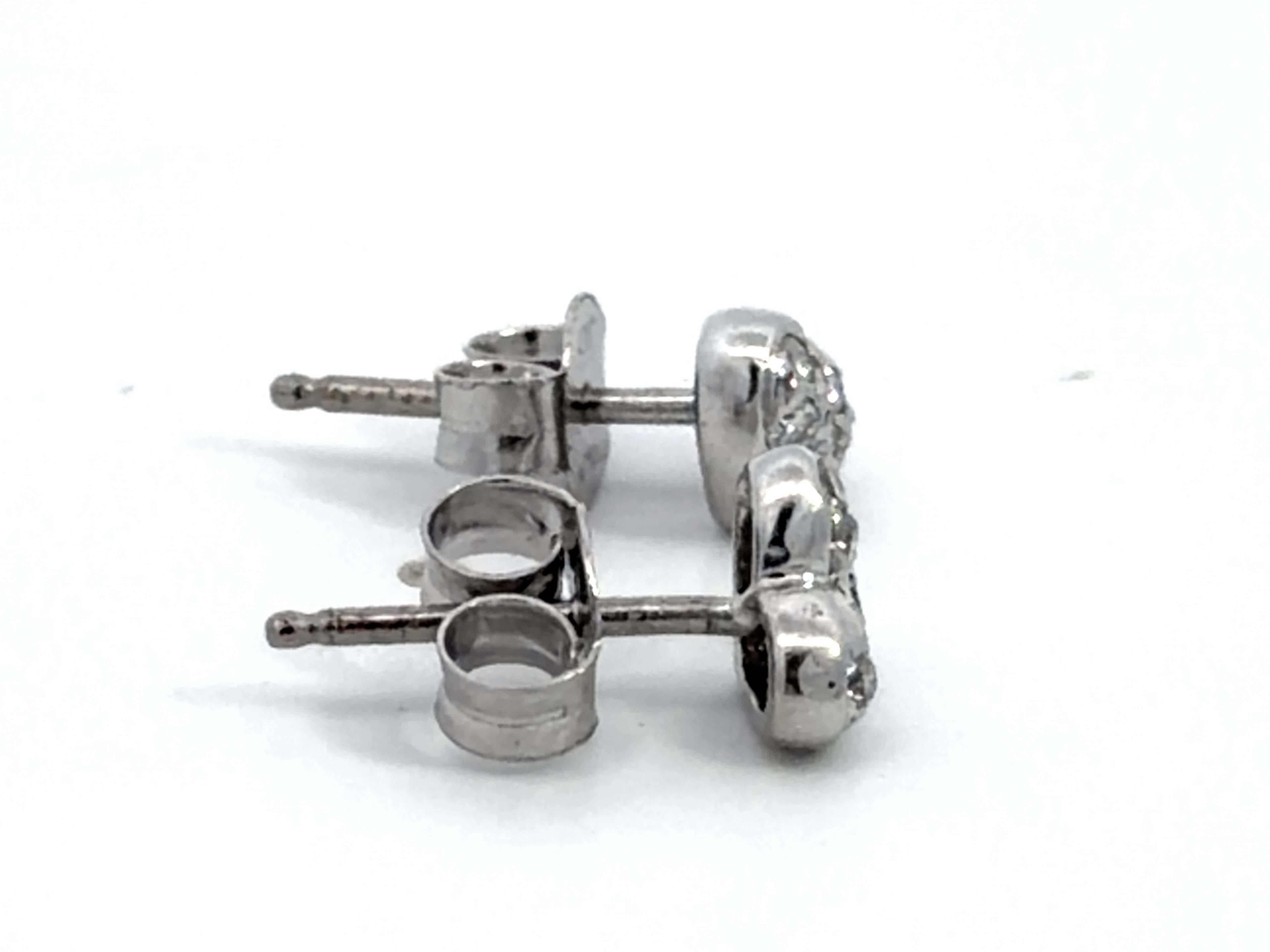 Boucles d'oreilles en or blanc 18K avec cœur en diamant Excellent état - En vente à Honolulu, HI