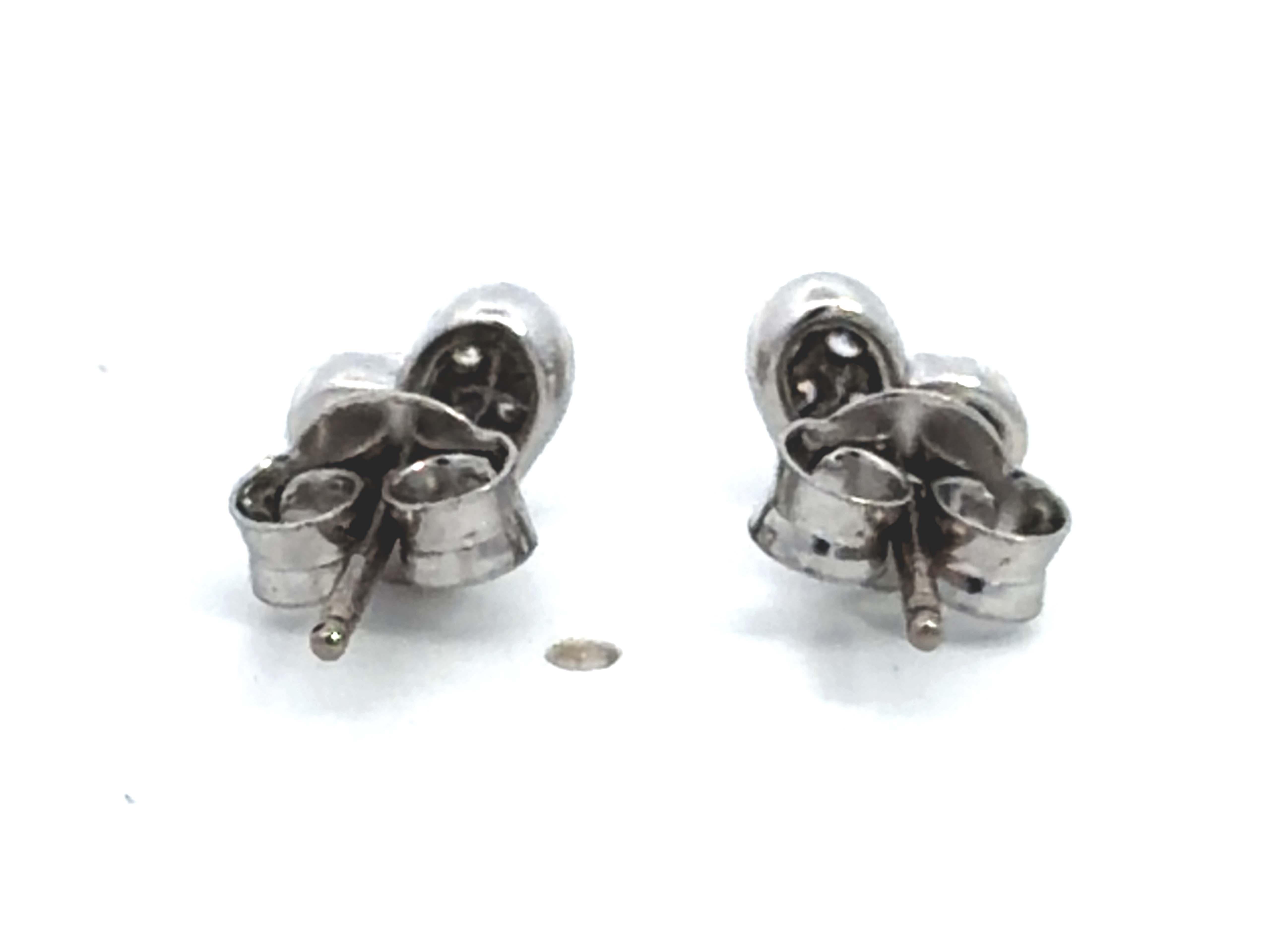 Boucles d'oreilles en or blanc 18K avec cœur en diamant en vente 1