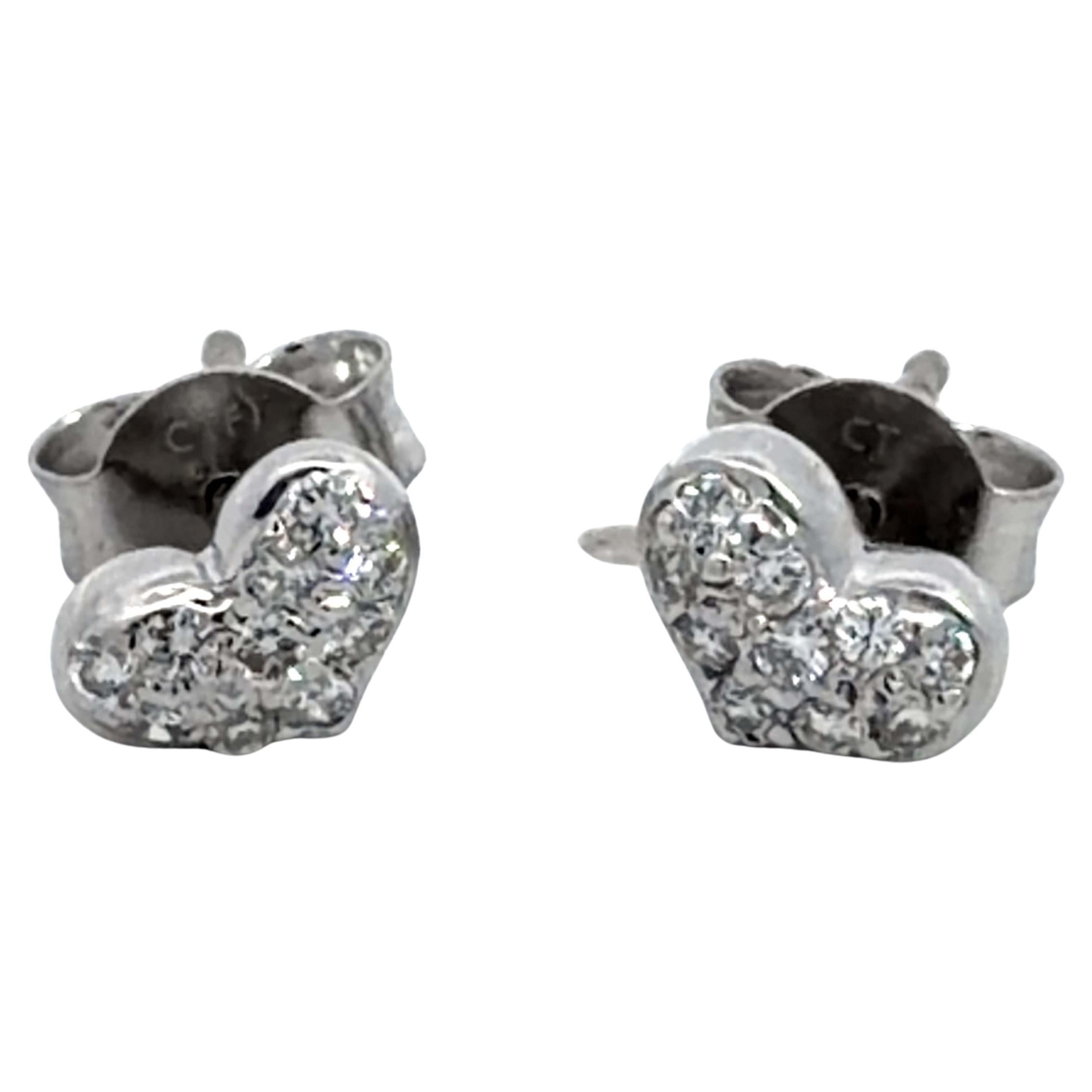 Boucles d
oreilles en or blanc 18K avec cœur en diamant