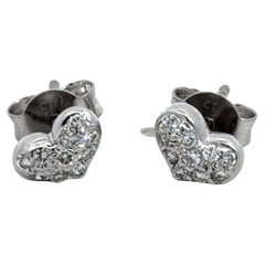 Boucles d
oreilles en or blanc 18K avec cœur en diamant