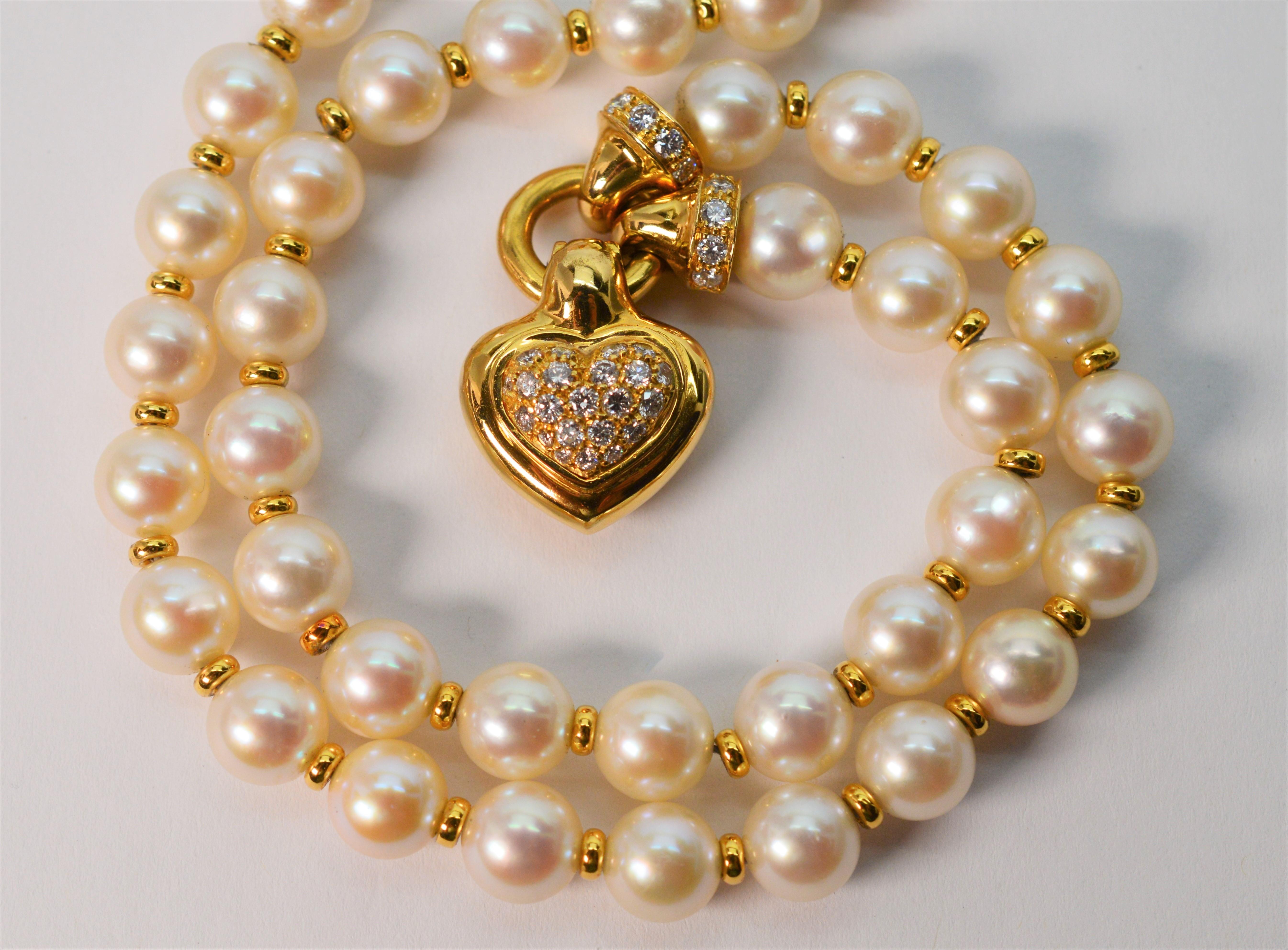 Die Verbindung klassischer Elemente macht diese schöne Perlen-Diamant-Herzanhänger-Halskette vielseitig einsetzbar. Perfekt für besondere Anlässe in Kombination mit Ihren Lieblingsohrringen oder für einen koketten Glam-Look mit einem knackigen