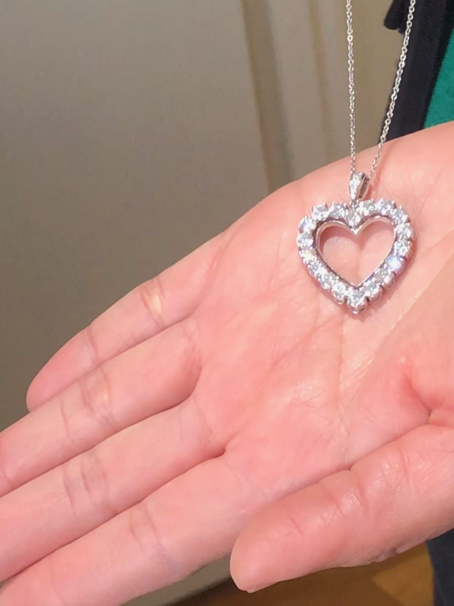 Contemporary Diamond Heart 2.85 Carat Necklace/Pendant 18 Karat White Gold For Sale