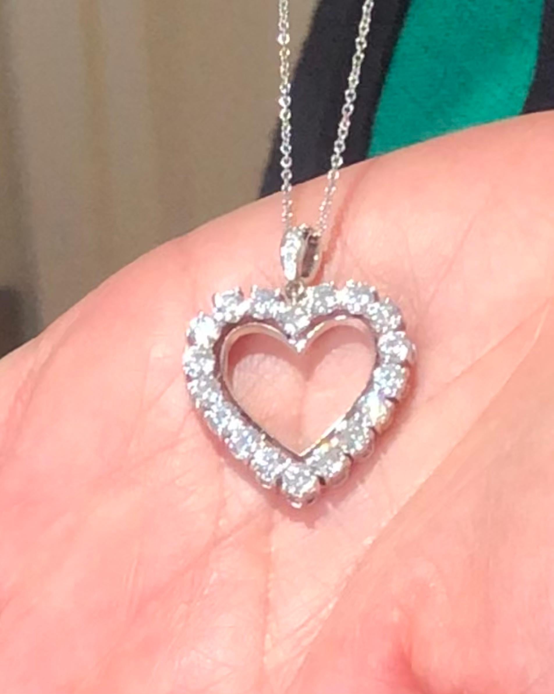 Round Cut Diamond Heart 2.85 Carat Necklace/Pendant 18 Karat White Gold For Sale