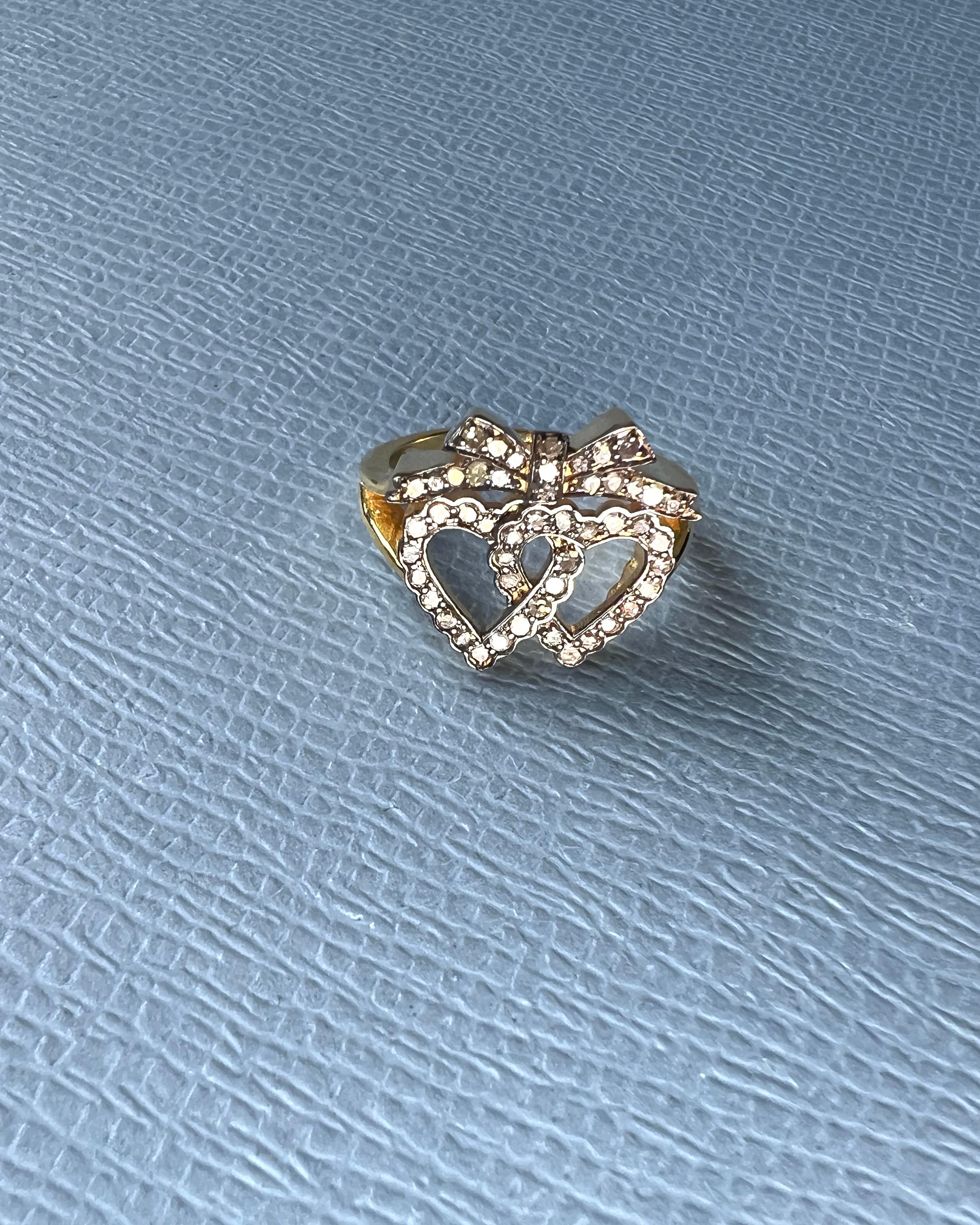 Anello con fiocco di diamanti a cuore in stile vittoriano in vendita 4