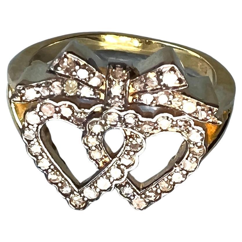 J DAUPHIN Anello con fiocco a cuore anticato in stile vittoriano con diamanti bianchi grezzi - A. Silver, placcato in oro 14K

Stile vittoriano - Gioielli simbolici - Diamanti grezzi - Argento placcato in oro 14K

Descrizione
Il J DAUPHIN Victorian
