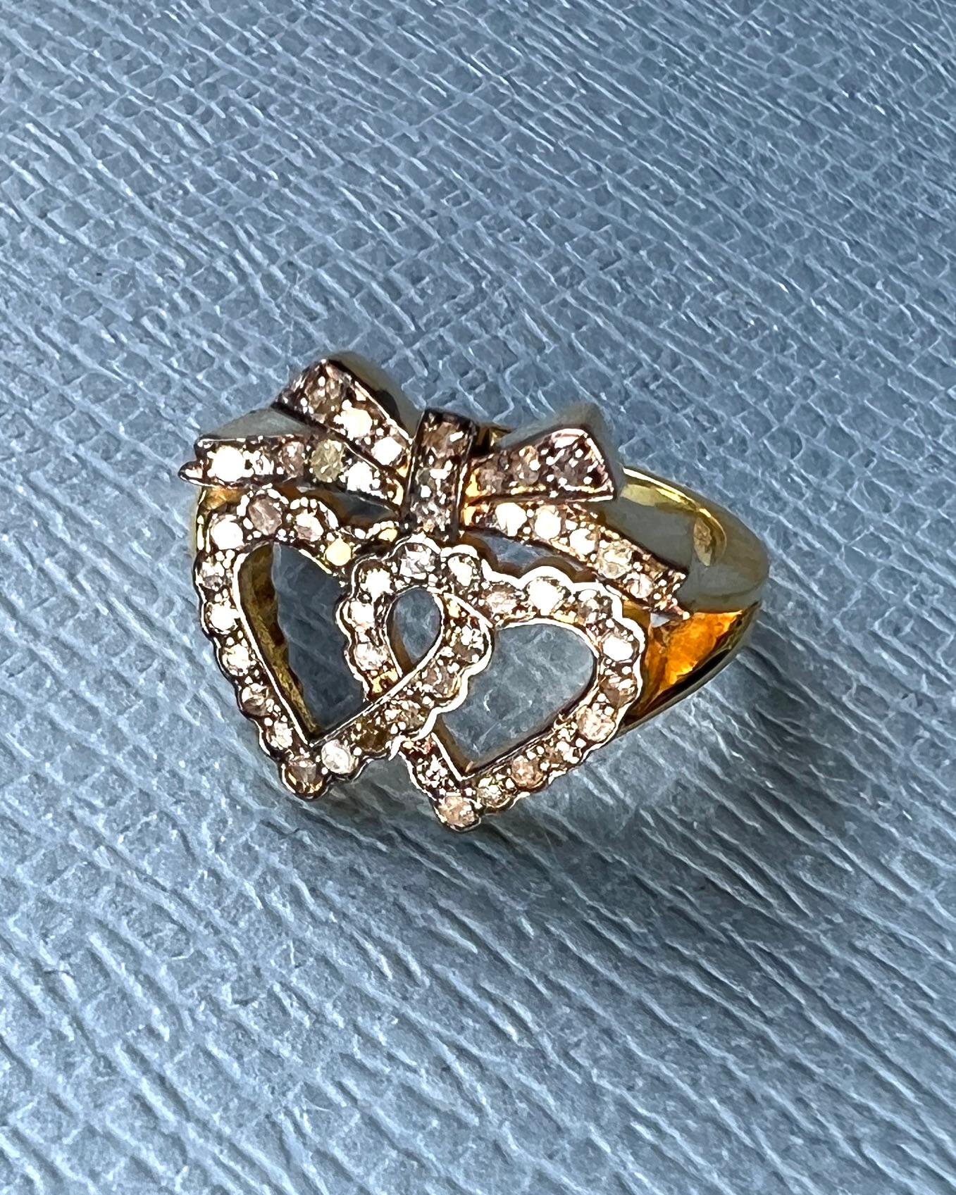 Anello con fiocco di diamanti a cuore in stile vittoriano In condizioni Nuovo in vendita a Los Angeles, CA