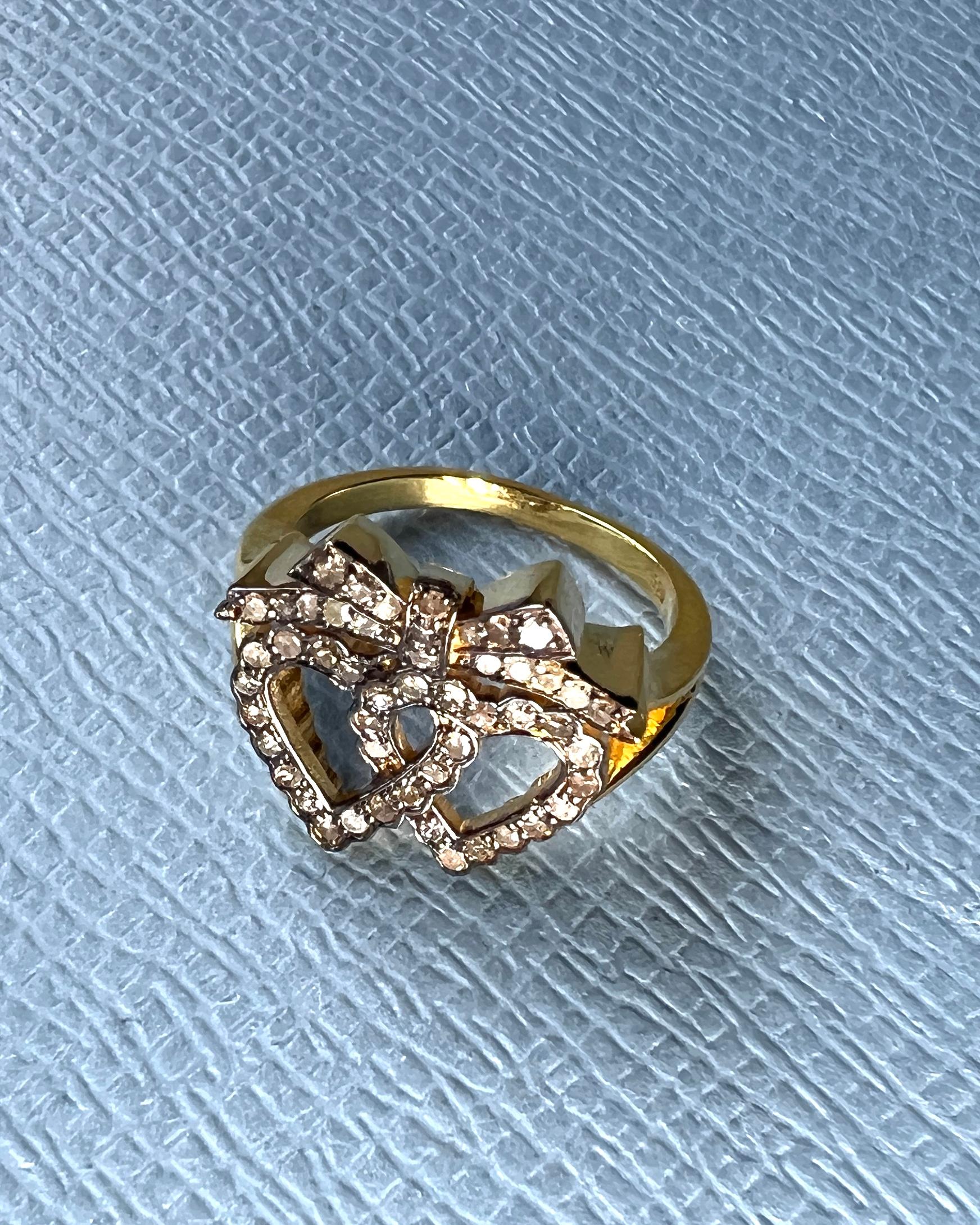 Anello con fiocco di diamanti a cuore in stile vittoriano in vendita 3