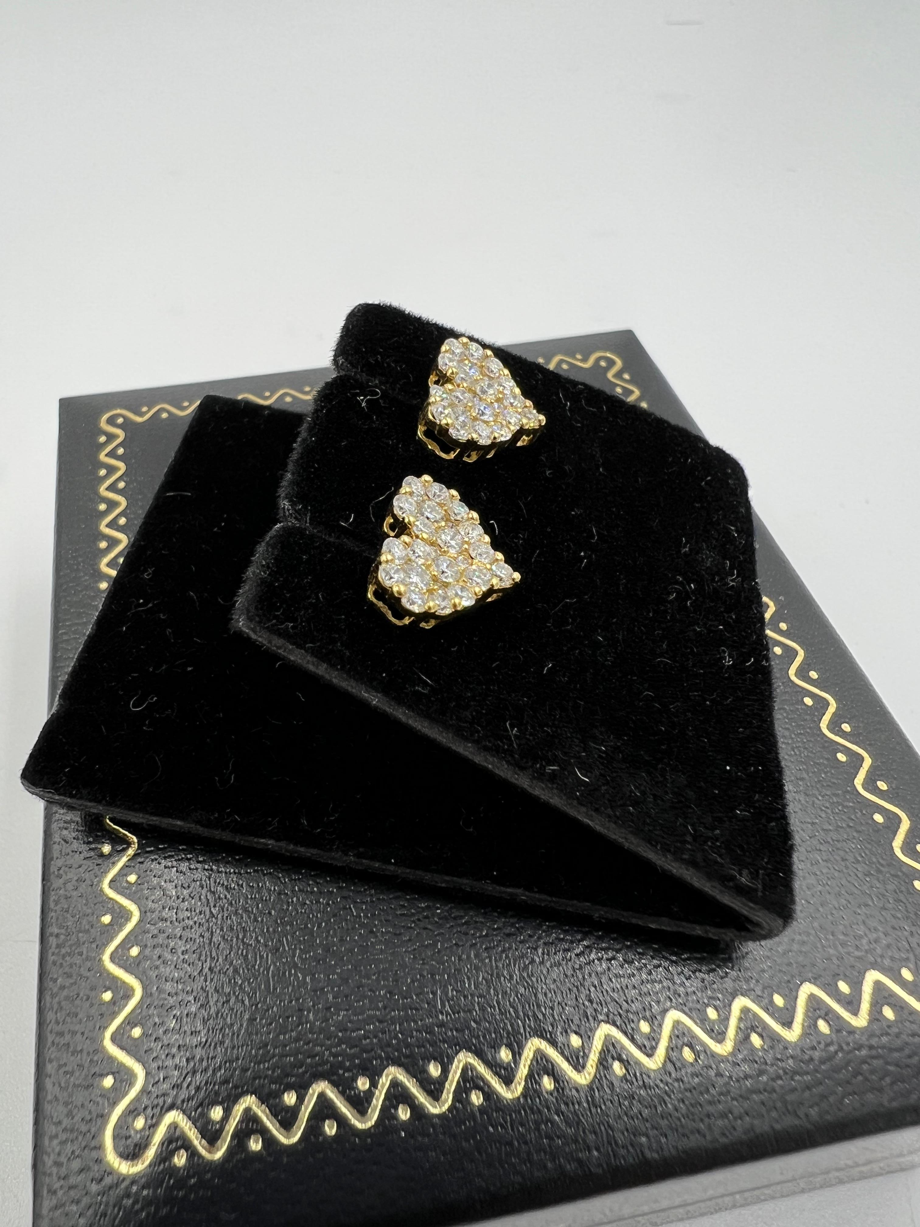 Diamond Heart Cluster 18k Yellow Gold Stud Earrings In Good Condition For Sale In Los Angeles, CA