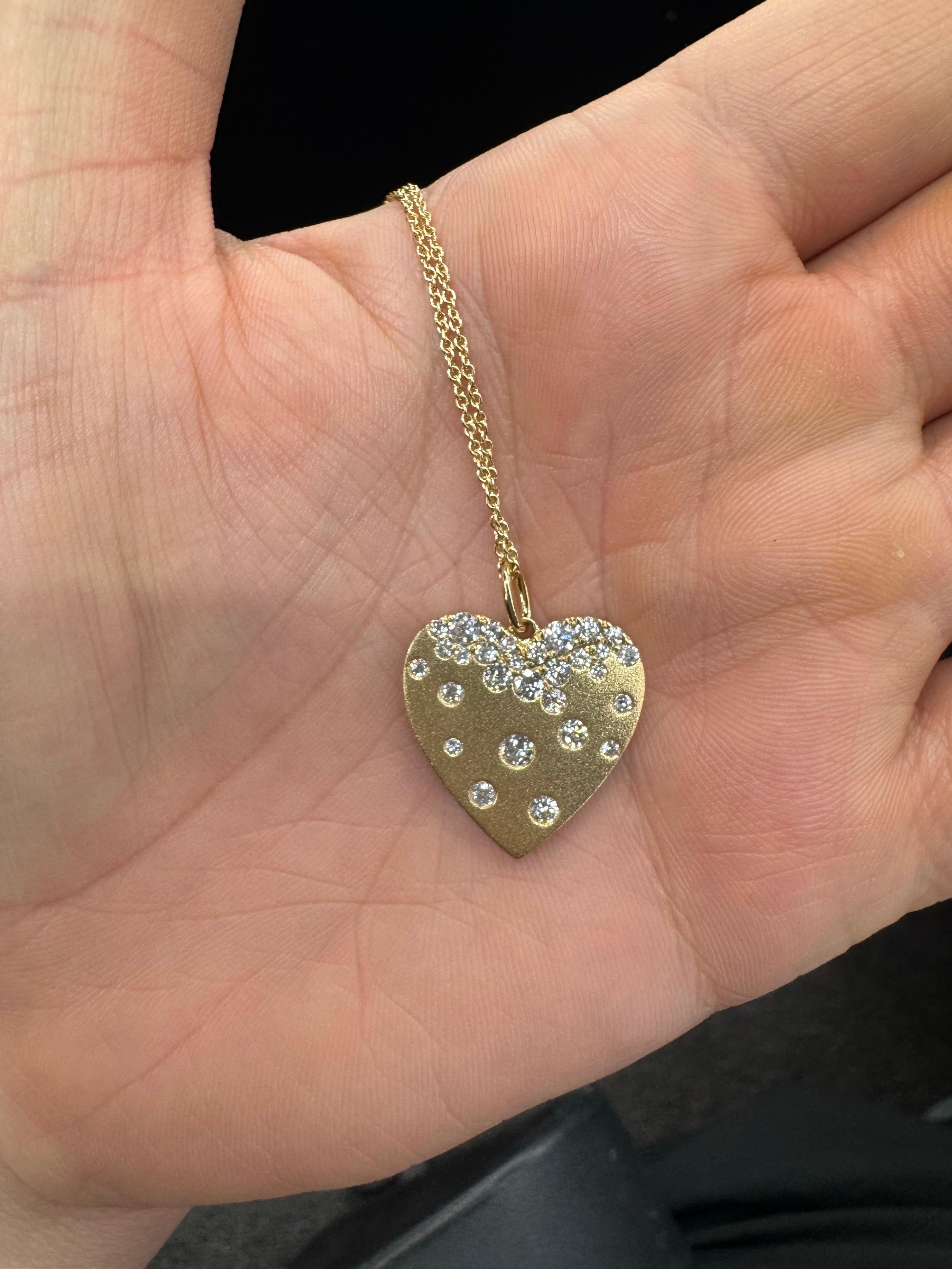 Taglio rotondo Collana con coriandoli di diamanti a forma di cuore 0,90 carati in oro giallo 14KT 5,3 grammi in vendita