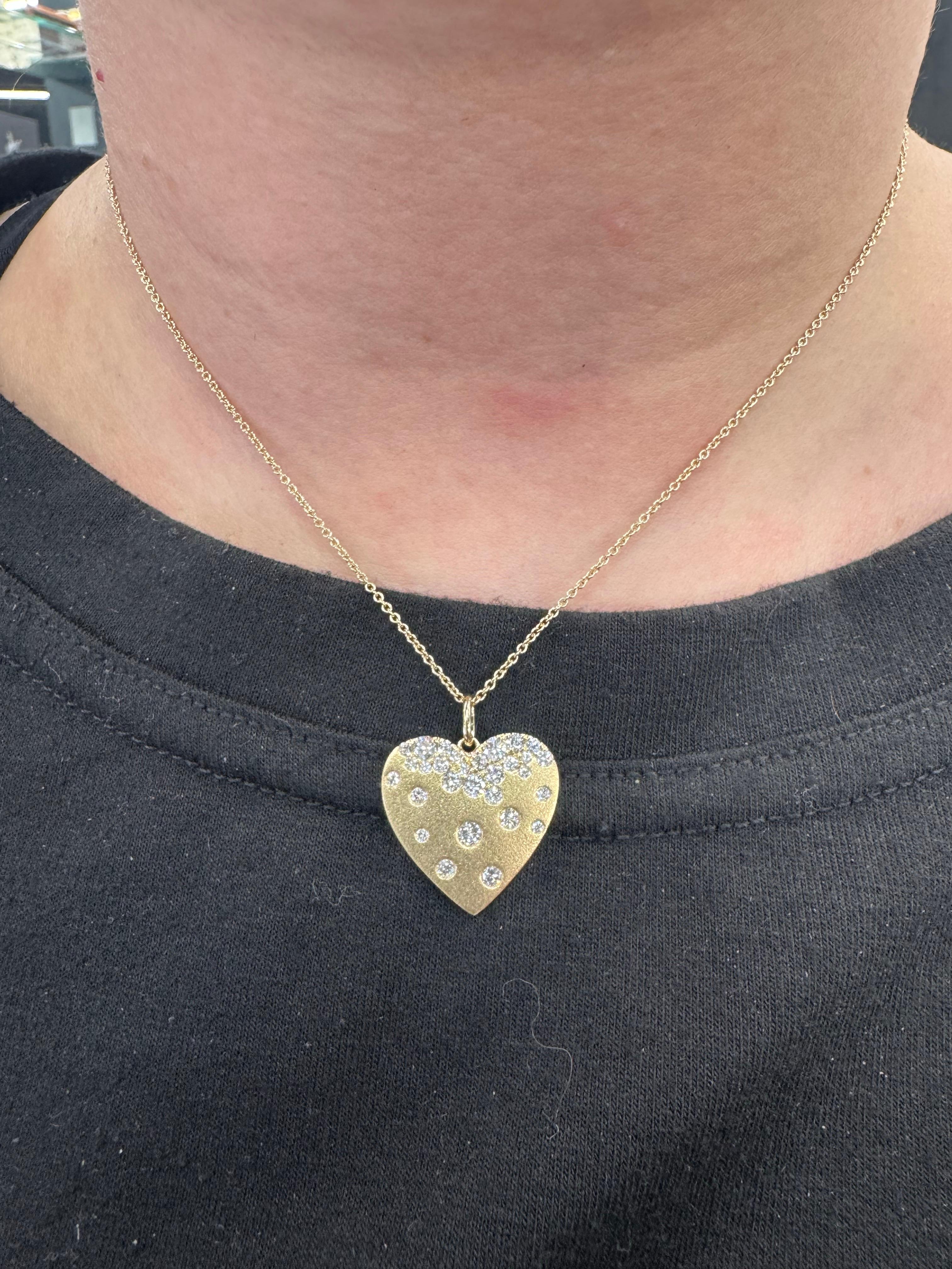 Collana con coriandoli di diamanti a forma di cuore 0,90 carati in oro giallo 14KT 5,3 grammi In condizioni Nuovo in vendita a New York, NY